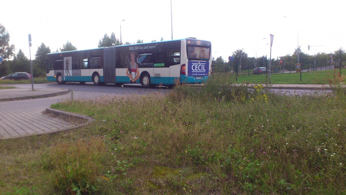 Der Citaro NB SW 586....er war ein bißchen zu schnell der Mercedes um das Foto zumachen aber auch dieser Wagen hat auf jeder Seite eine andere Werbung ihr noch die linke Fahrzeugseite wo er für Läden in der Neubrandenburger City wirbt  