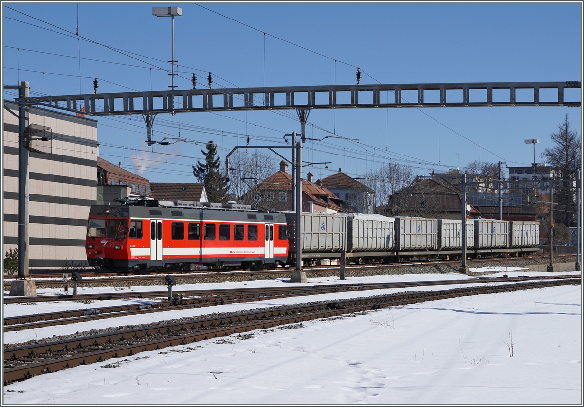 Der CJ Be 4/4 617 (ex FW) erreicht mit einem Müllzug in La Chaux de Fonds. Zwar wurde ausserhalb von La Chaux de Fonds eine Güterzugsanlage erstellt, doch müssen die Güterzüge zum Fahrrichtungswechsel weiterhin in den Bahnhof von La Chaux-de-Fonds fahren. 
18. März 2016 