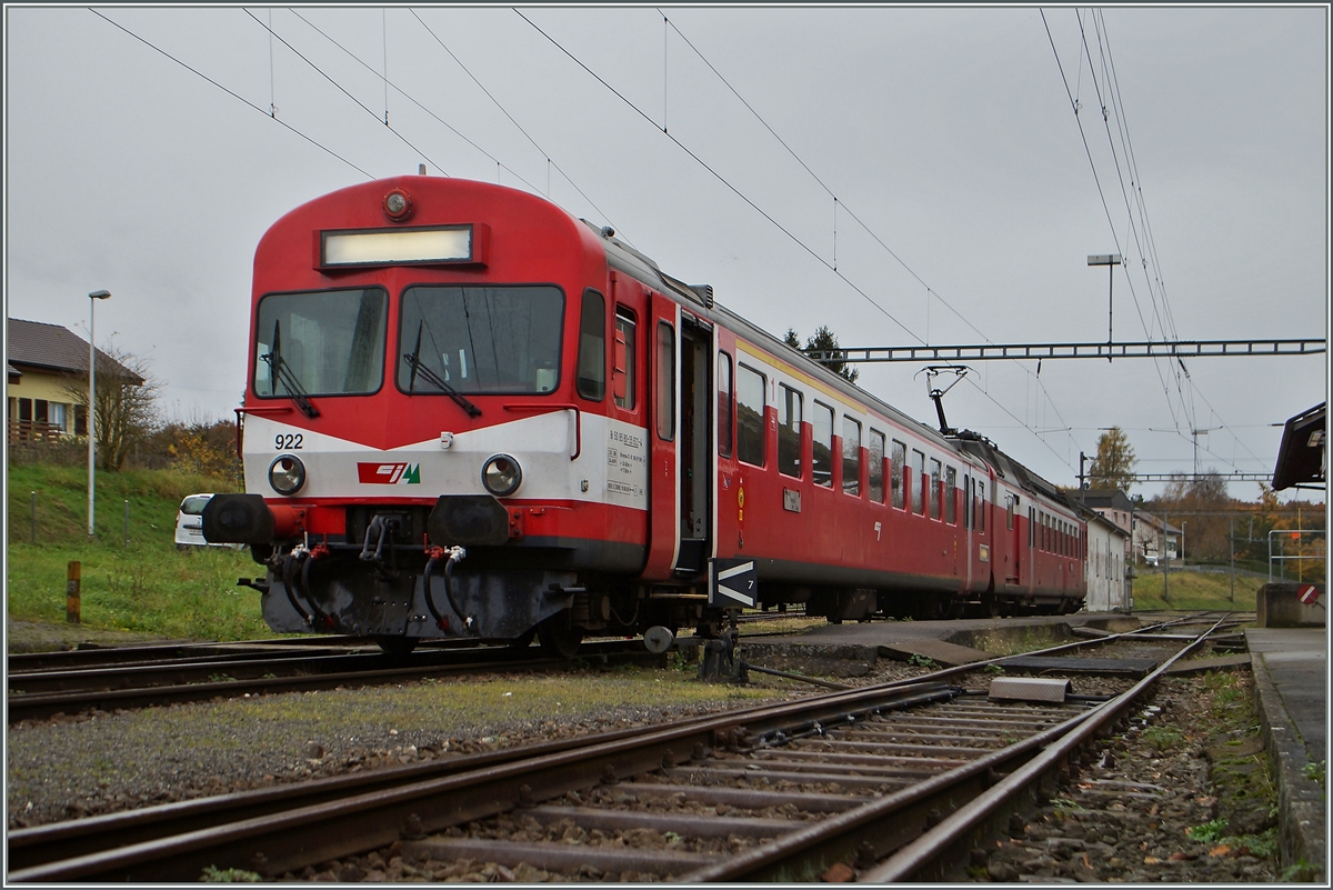 Der CJ Regionalzug 26452 bestehend aus Bt 50 85 80 35 922-4 und RBDe 4/4 (94 85 7 566 22-6) ist in Bonfol eingetroffen.
17. Nov. 2014