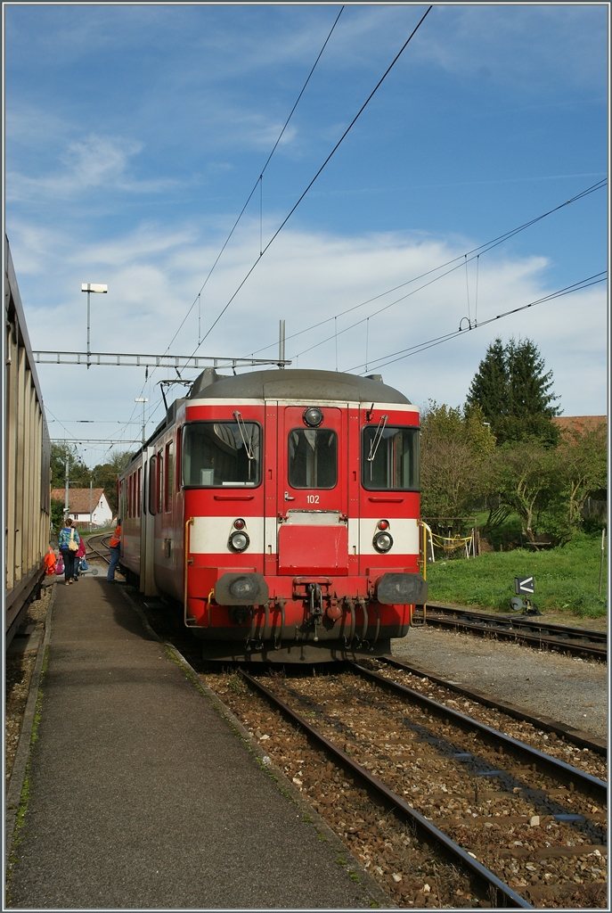 Der CJ Triebwagen BDe 4/4 102 in Bonfol, Endstation der Strecke von Porrentruy. 
18. Oktober 2014
