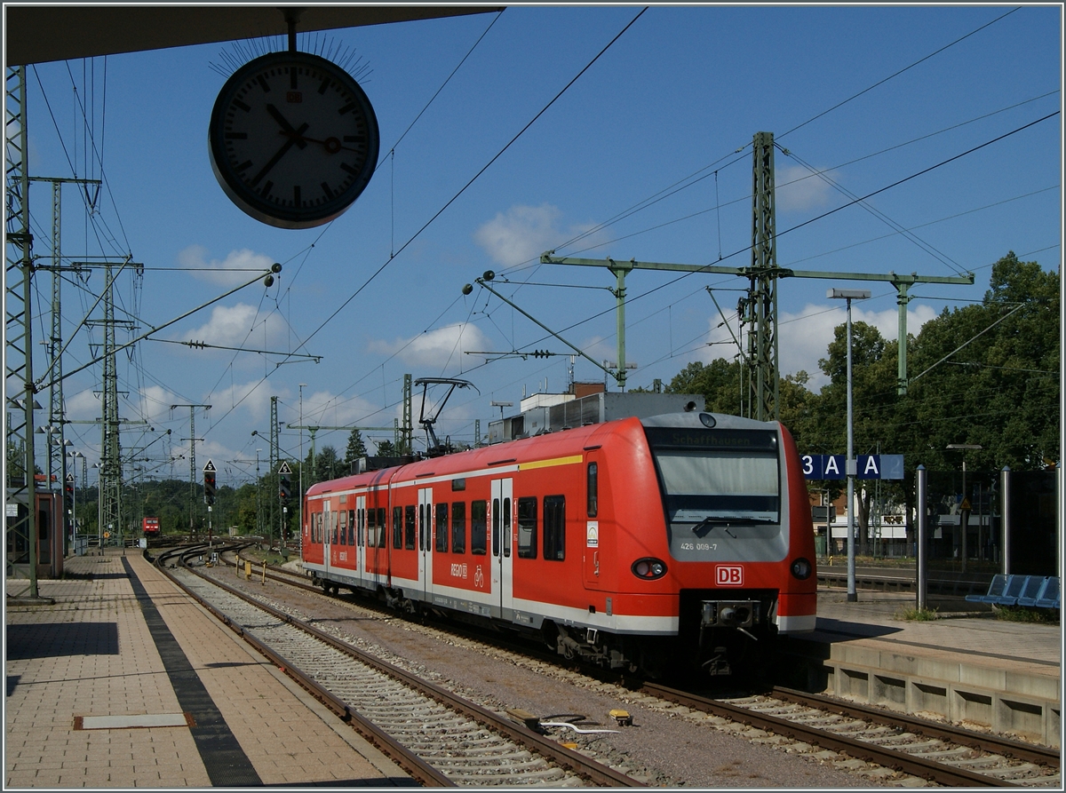 Der DB 426 009-7 verlässt Singen als RB 26816 nach Schaffhausen.
2. August 2015