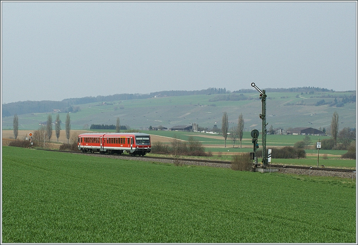 Der DB 628 287 ist im Klettgau als RB 31243 (Erzingen(Baden)-Schaffhausen) unterwegs und konnte nähert sich Neunkirch. 

8.April 2010