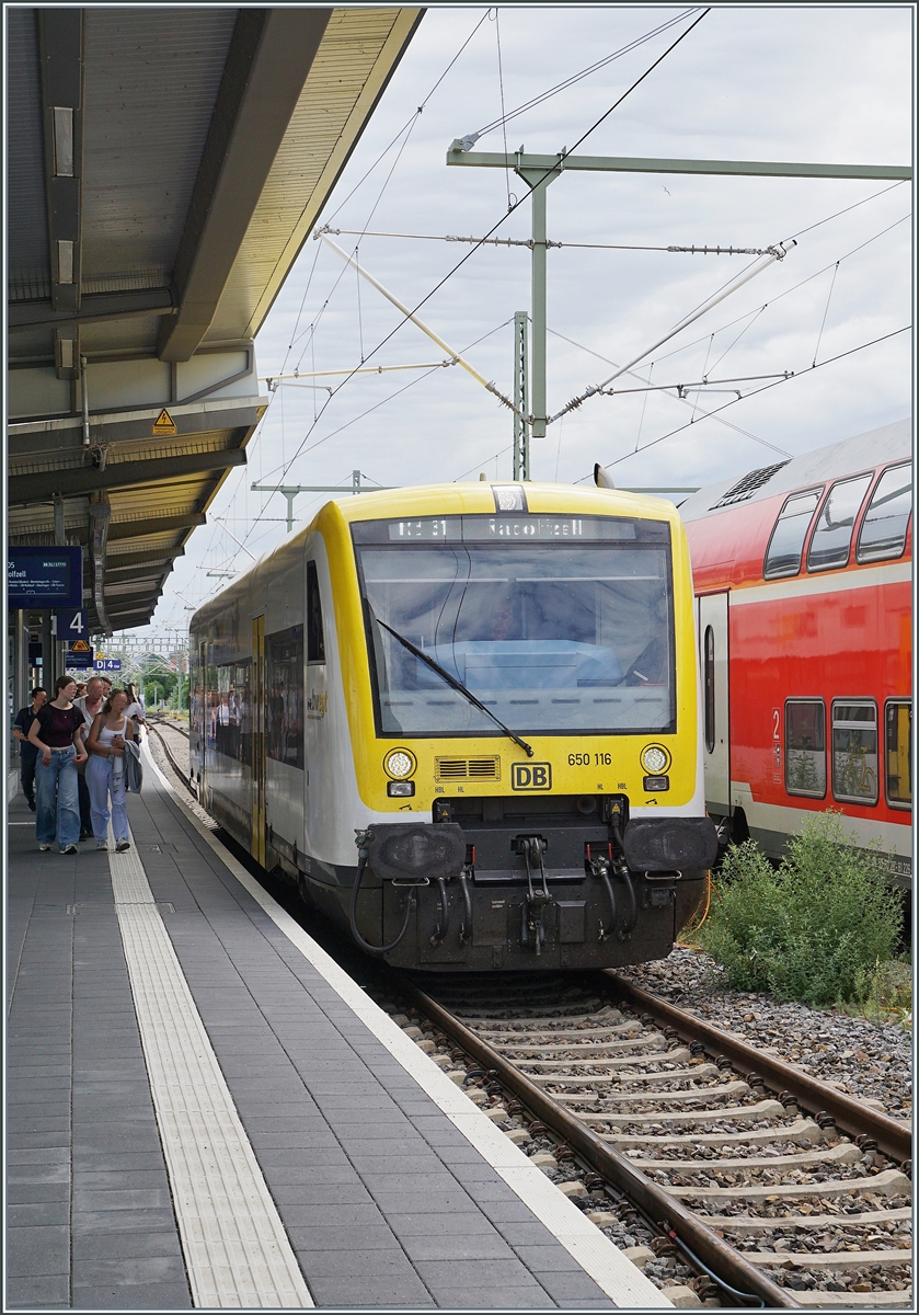 Der DB 650 116 in der  bwegt  Farbgebung erreicht Friedrichshafen Stadt und wird nach einem kurzen Aufenthalt nach Radolfzell weiter fahren. 

8. Juli 2026