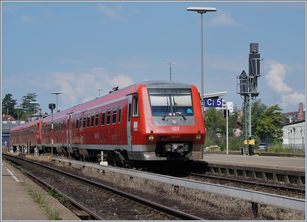 Der DB Vt 611 015 und ein weiterer als IRE 3043 von Radolzell nach Ulm beim Halt in Friederichshafen Stadt.
16. Juli 2016