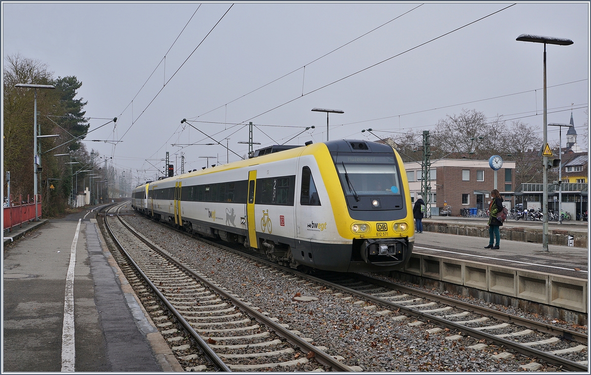 Der DB VT 612 571 und ein weiterer verlassen Radolfzell als IR in Richtung Aulendorf (-> SEV Ulm). 

19. März 2019