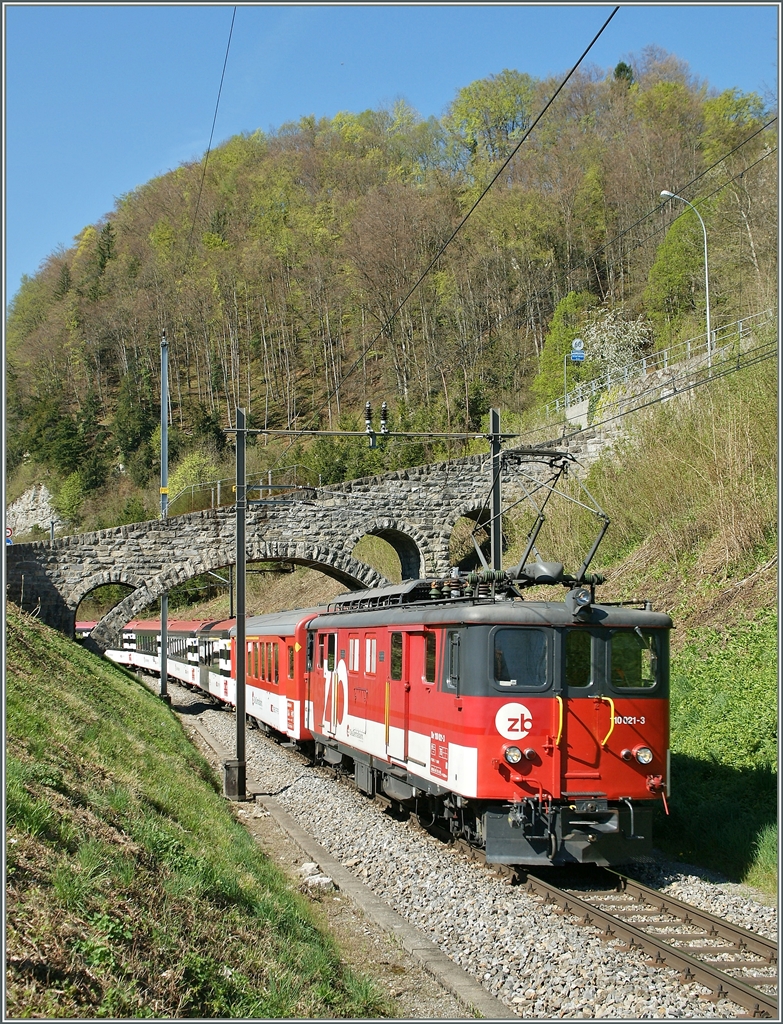 Der De 110 021-3 mit einem IR Interlaken - Luzern bei Niederreid. 
9. April 2011