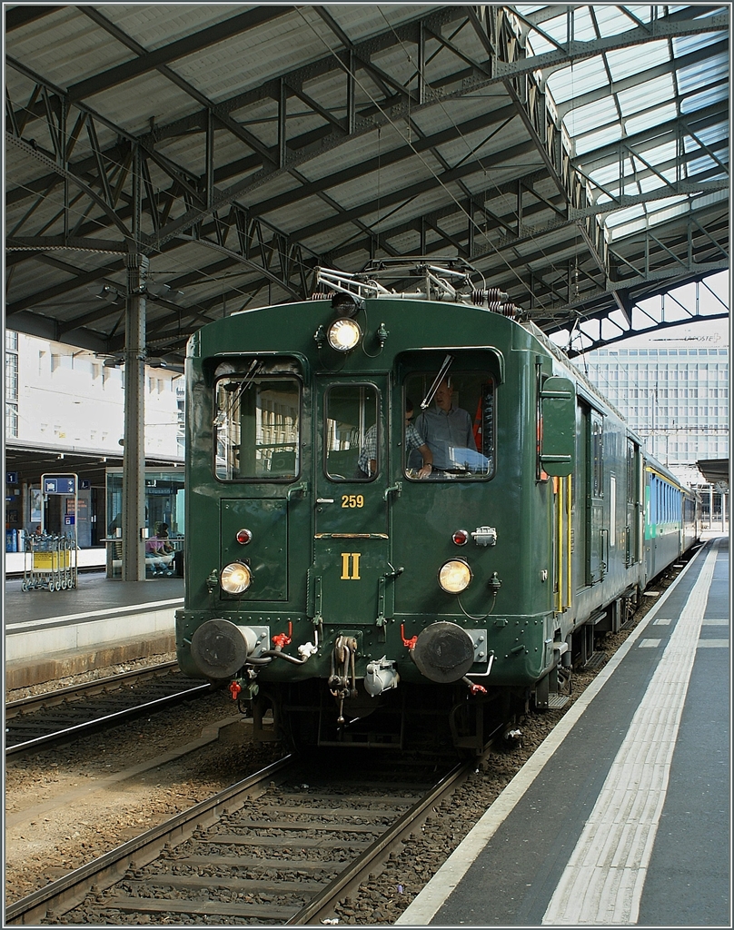 Der De 2/4 259 der VHB auf einer Extrazug-Fahrt in Lausanne.
5. Sept. 2009