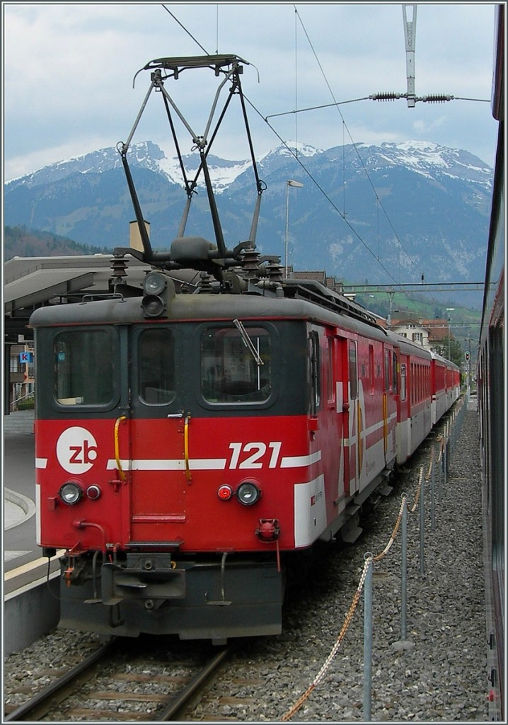 Der De 4/4 121 auf der Westseite der Brnigbahn. (Warscheinlich in Sarnen)
23.April 2006