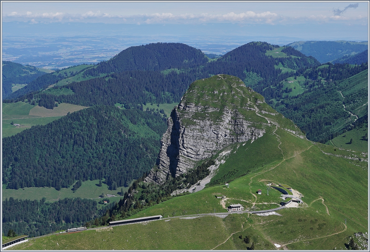 Der Dent de Jaman, die Station Jaman und der Col de Jaman. 
Dieses Bild wurde vom Rochers de Naye aus aufgenommen.
28. Juni 2016 