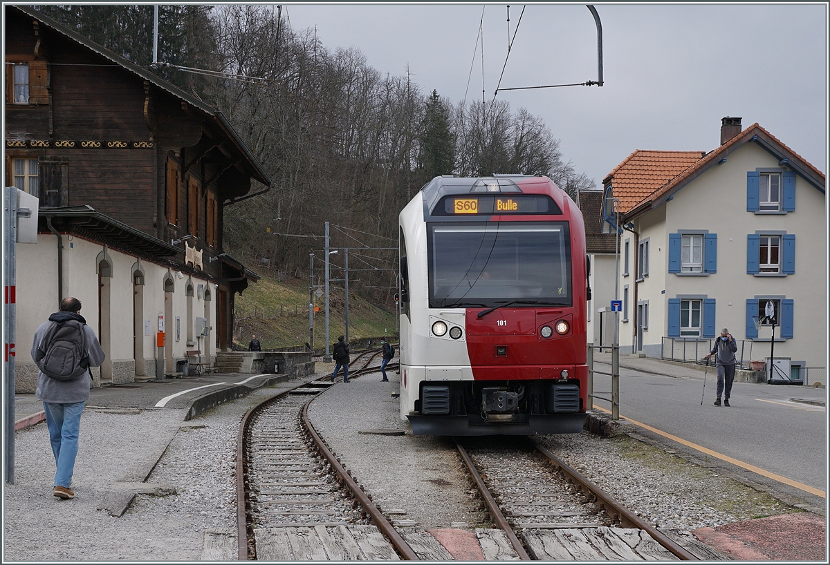 Der Der TPF SURF ABe 2/4 - B - Be 2/4 101  Moitié-Moitié  hat sein Ziel, den Bahnhof von Broc Fabrique erreicht. Zwei Tage später wird Umspur bedingten die Meterspurstrecke stillgelegt. Ab 2022 werden die Züge wieder bis Broc Village verkehren, ein Jahr später auch wieder bis Broc Fabrique. 

3. April 2021