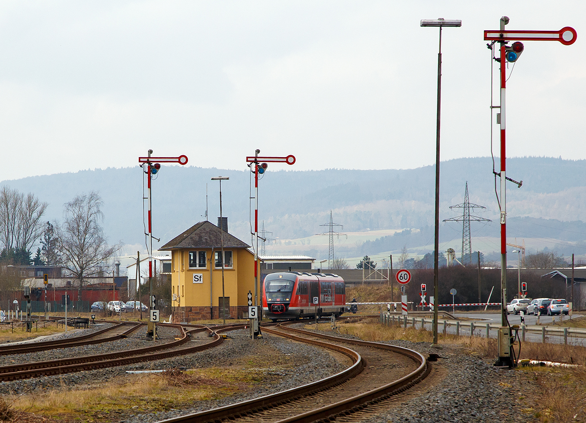 
Der Desiro 642 697 / 642 197 (95 80 0642 697-6 D-DB / 95 80 0642 197-7 D-DB)  Thermalbad Wiesenbad  der Kurhessenbahn erreicht am 24.03.2018, als RB 42 von Brilon Stadt via Willingen nach Marburg/Lahn, (Lahntal-) Sarnau. 

Hier beim Stellwerk Sarnau Fahrdienstleiter (Sf) laufen die Burgwaldbahn (KBS 622) und Obere Lahntalbahn (KBS 623) zusammen. 