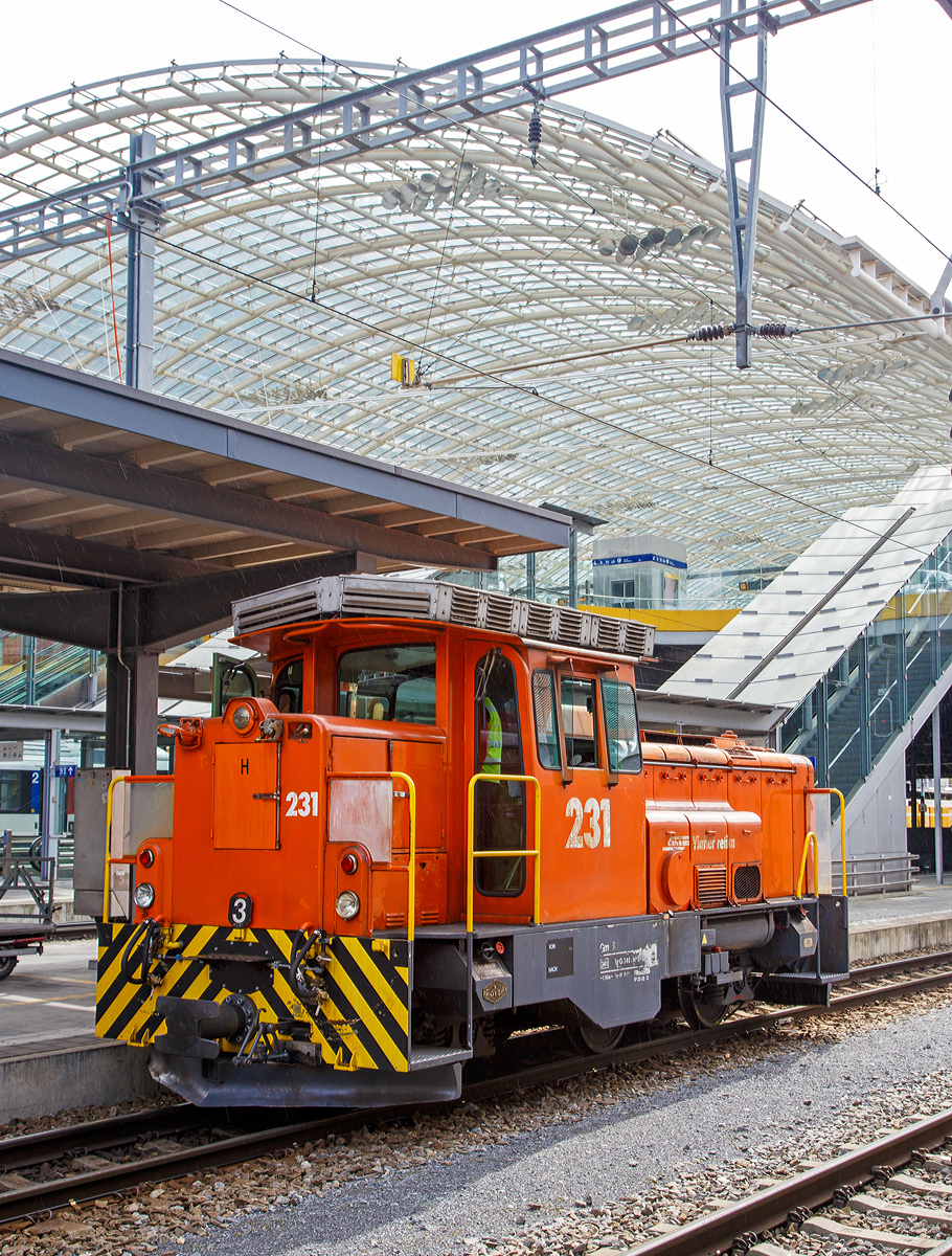 
Der deutsche allwetter Fotograf ist in der Schweiz unterwegs...
Die RhB Gm 3/3 - 231 am 12.09.2017 (nun bei Regen) beim Manöver im Bahnhof Chur.

Die Gm 3/3 ist eine dreiachsige dieselelektrische Rangierlokomotive der Rhätischen Bahn (RhB). Für die RhB wurden drei Maschinen von der französischen Firma Moyse gebaut und zwischen 1975 und 1976, mit den Betriebsnummern 231 bis 233, in Betrieb genommen. 

Gemäß der ursprünglichen Idee sollte der Hersteller, die französische Firma Moyse, die meisten Baugruppen aus der Serienproduktion eines französischen Loktyps übernehmen. Die vielen Sonderwünsche der RhB (MTU-Dieselmotor, Vakuumbremse, Vielfachsteuerung, Führerstandseinrichtung nach RhB-Norm) erzwangen jedoch umfangreiche Änderungen und verzögerten die Lieferung der Anfang 1974 bestellten Fahrzeuge erheblich.

Die Stundenleistung der maximal 55 km/h schnellen, 34 t schweren Lokomotiven beträgt 220 kW. Mittels eines dem Gleichstrom-Fahrmotor nachgeschalteten Getriebe kann zwischen Rangier- und Streckengang gewechselt werden.

Die ursprünglich rotbraun, seit Anfang der 1990er Jahre verkehrsorange lackierten Gm 3/3 verrichten planmäßig den schweren Rangierdienst auf den Bahnhöfen Landquart, Chur und Untervaz. Dank ihrer hohen Anfahrzugkraft (im Rangiergang 153 kN) und der möglichen Doppeltraktion eignen sich die robusten Fahrzeuge auch für den schweren Bauzugdienst. Schneeräumfahrten, gemeinsam mit der kleinen Schneeschleuder Xrotm 9216 oder der grossen Xrotmt 9217, gehören ebenfalls zum Einsatzprogramm.

TECHNISCHE DATEN:
Spurweite:  1.000 mm
Achsformel: C
Länge über Puffer: 7.960 mm
Breite: 2.700 mm
Dienstgewicht: 34 t
Höchstgeschwindigkeit:  55 km/h
Dauerleistung:  386 kW (Dieselmotor) / 220 kW (am Rad)
Anfahrzugkraft:  153 kN (Rangiergang) / 61 kN (Streckengang)
Stundenzugkraft:  83.4 kN (Rangiergang) / 34.3 (Streckengang)
Treibraddurchmesser:  920 mm
Motor:  MTU 6-Zylinder-Dieselmotor 6V 33 1 TC10
Leistungsübertragung:  Diesel-Elektrisch