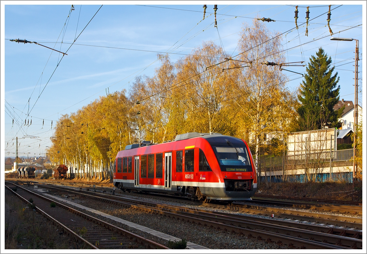 Der Dieseltriebwagen 640 011 (ein Alstom Coradia LINT 27) der 3-Lnder-Bahn als RB 93 (Rothaarbahn) Siegen Hbf - Kreuztal - Bad Berleburg, kommt am 16.11.2013 von Siegen, und erreicht gleich den Bahnhof Kreuztal.
