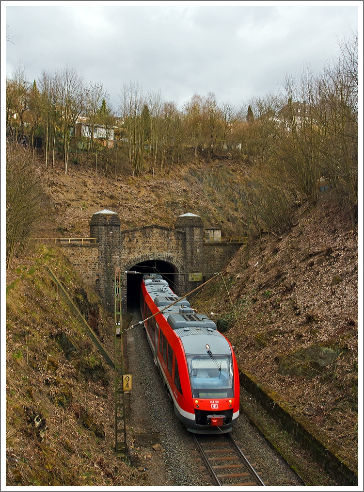 Der Dieseltriebwagen 648 206 / 706 ein Alstom Coradia LINT 41 der DreiLänderBahn  als RB 95 (Dillenburg-Siegen-Au/Sieg), hier kommt er gerade am 15.03.2014 aus dem eingleisigen Giersberg-Tunnel (732 m lang). 

Er befährt hier die DB Streckennummer 2881 (KBS 445 - Dillstrecke) und erreicht bald den Hbf Siegen. 

Über dem hier gezeigten Tunnelportal verläuft die DB Streckennummer 2880 zwischen Siegen-Ost und dem Bahnhof Siegen-Weidenau (rechts liegt der Ausgang vom zweigleisigen 699 m langen  Giersbergtunnel). Der Giersbergtunnel wurde 1912 bis 1915 erbaut. Namensgeber ist der 358 Meter hohe Giersberg im östlichen Stadtgebiet von Siegen. Dieser wird vom Giersbergtunnel in zwei getrennten, einander kreuzenden Tunnelröhren durchquert. Die Gleisstrecken der Röhren bilden an zwei getrennten Portalen auf der nordwestlichen Seite des Tunnels den Anschluss an zwei Schenkel eines Gleisdreiecks. Der Giersbergtunnel zählt wegen der einander kreuzenden Röhren zu den Überwerfungsbauwerken und ist der einzige Eisenbahntunnel dieser Bauart in Deutschland. Beide Tunnelstrecken wurden am 1. Dezember 1915 in Betrieb genommen.
