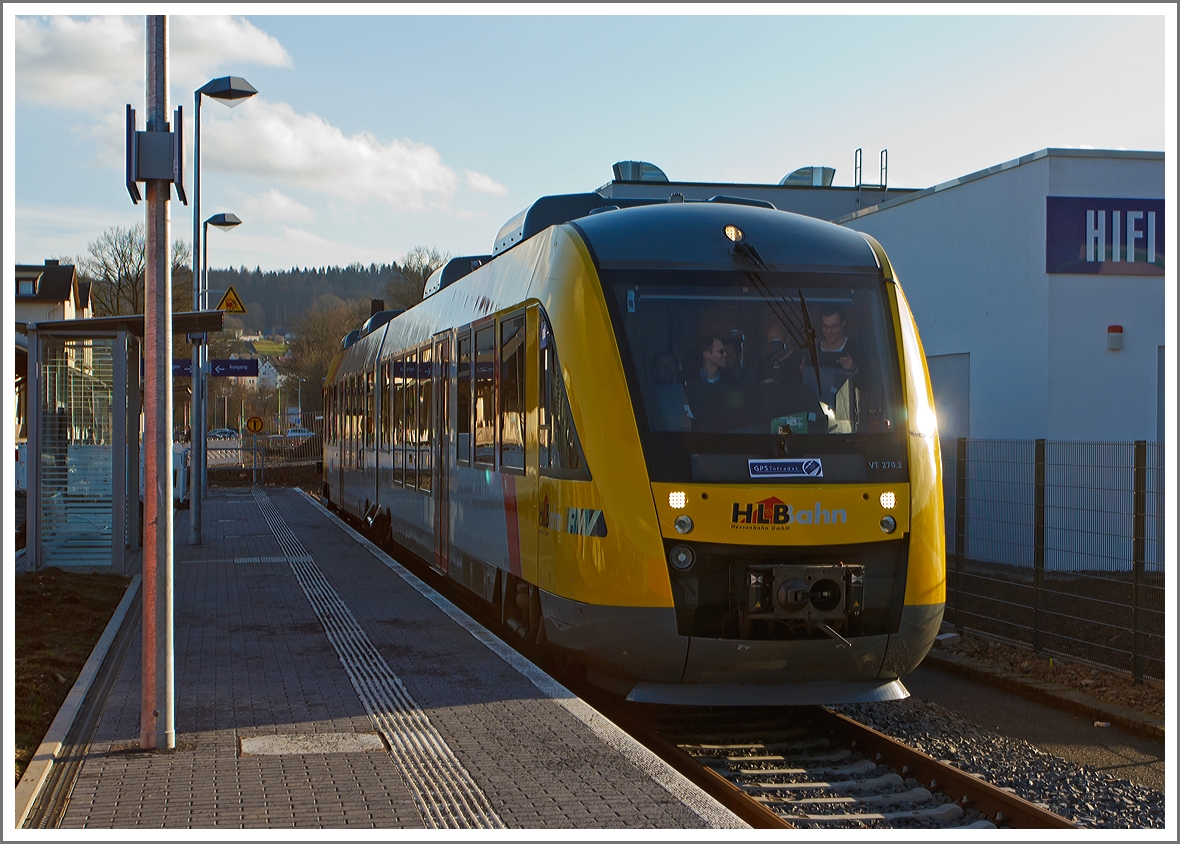 Der Dieseltriebwagen VT 270 ein Alstom Coradia LINT 41 der HLB (Hessischen Landesbahn) als RB 92  Biggesee-Express  steht am 02.02.2014 am Haltepunkt Olpe zur Abfahrt nach Finnentrop bereit. 
Olpe ist heute nur noch Haltepunkt, bis 1983 war es ein Durchgangsbahnhof (das Bahnhofsgebäude steht noch) an der KBS 442  Biggetalbahn  (Finnentrop - Olpe - Freudenberg). Olpe ist heute die Endstation der nun 23,6 km lange eingleisigen, nicht elektrifizierte Nebenbahn. 

Es ist ungewöhnlich, dass die HLB bereits auf dieser Strecke anzutreffen ist, denn eigentlich fährt dieses Jahr noch die 3-Länder-Bahn (DB Regio). Grund war wohl eine GPSinfradat-Fahrt, evtl. für spätere Interaktive Schulung der Fahrzeugführer der HLB auf der Strecke, da die HLB ab 2015 das gesamte Dieselnetz in der Region (Dieselnetz Eifel-Westerwald-Sieg) bedient.

Der LINT 41 wurde 2011 von Alstom gebaut, er hat die NVR-Nummern 95 80 0648 010-6 D-HEB und 95 80 0648 510-5 D-HEB und die EBA-Nummer EBA 10C 08B 001. 