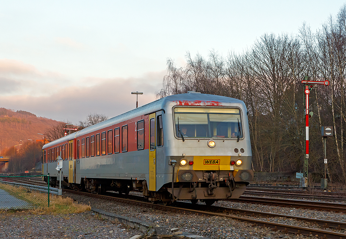 
Der Dieseltriebwagen VT/VS 51 (95 80 0628 051-4 D-WEBA /  95 80 0928 051-1 D-WEBA) der Westerwaldbahn (WEBA) fährt am 11.02.2015, als RB 96  Hellertalbahn  die Verbindung Neunkirchen-Herdorf-Betzdorf/Sieg, hier kurz vor dem Bahnhof Herdorf.