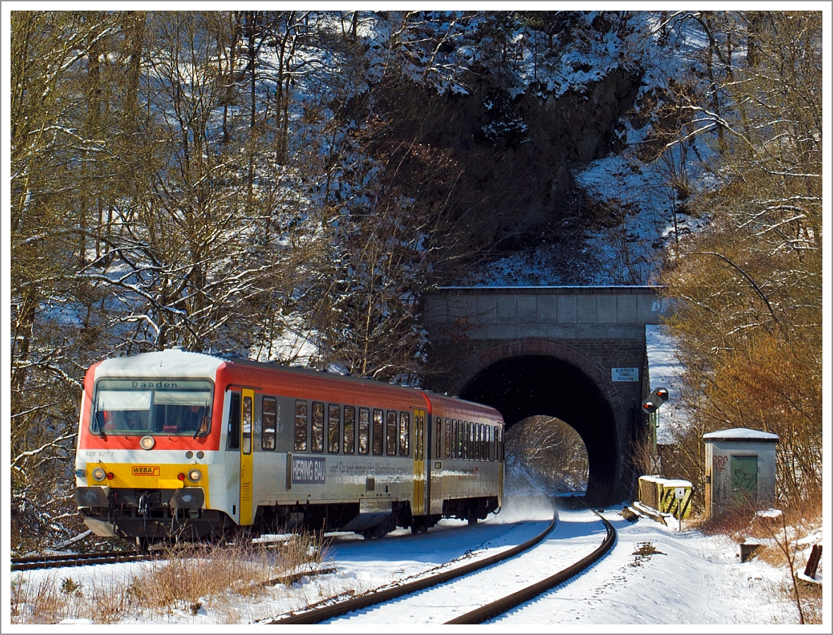 Der Dieseltriebzug  628 677-7 / 928 677-4 Daadetalbahn der Westerwaldbahn (WEBA) als RB 97 Betzdorf - Daaden hat gerade den 131 m langen Alsdorfer Tunnel velassen und fährt Richtung Daaden, hier am 13.03.2013.