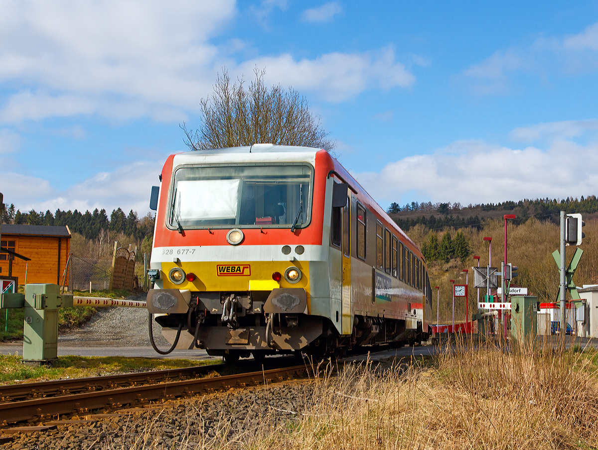 
Der Dieseltriebzug 628 677-7 / 928 677-4 der Westerwaldbahn (WEBA) fährt am 22.03.2015 vom Haltepunkt Alsdorf über den Bü Alsdorf nun weiter in Richtung Daaden. 
Er befährt die 10 km lange Daadetalbahn (KBS 463) als RB 97  Daadetalbahn  von Betzdorf/Sieg nach Daaden, hier bei km 0,5. 