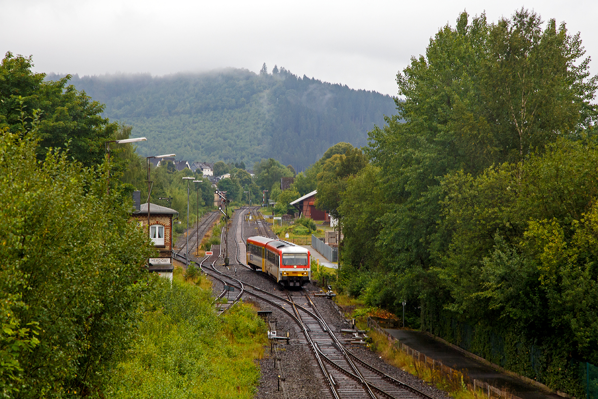 
Der Dieseltriebzug 628 677-7 / 928 677-4 der Westerwaldbahn (WEBA) hat den Bahnhof Herdorf verlassen, er fährt  als RB 96  Hellertalbahn  die Verbindung Betzdorf/Sieg - Herdorf - Neunkirchen - Haiger - Dillenburg.