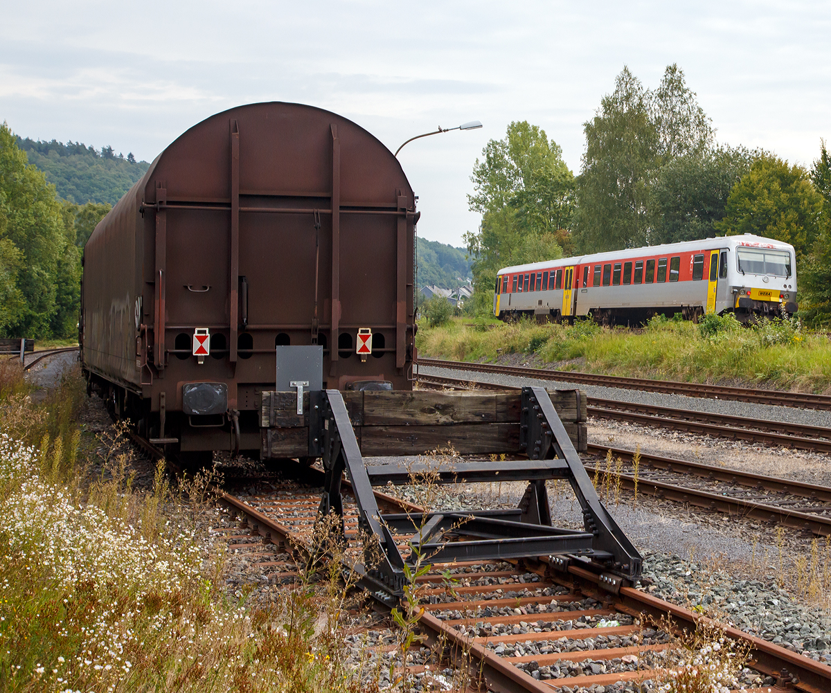 Der Dieseltriebzug 628 677-7 / 928 677-4 der Westerwaldbahn (WEBA),  fährt am 12.09.2015, als RB 96  Hellertalbahn  (Betzdorf/Sieg - Herdorf – Neunkirchen), von Herdorf weiter in Richtung Neunkirchen.

Links vor dem Prellbock auf dem KSW Rbf Herdorf (Betriebsstätte Freien Grunder Eisenbahn - NE 447) steht ein Güterwagen für Coiltransporte.