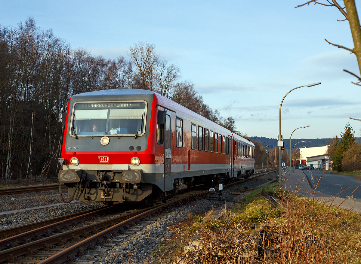 
Der Dieseltriebzug 928 226 / 628 226 (95 80 0928 226-9 D-DB / 95 80 0628 226-2 D-DB) der Kurhessenbahn (DB Regio) als RB 94  Obere Lahntalbahn  (Umlauf RB 23168), erreicht am 06.02.2016 Steuerwagen voraus nun bald den Zielbahnhof Erndtebrück. Er fährt auf der KBS 623  Obere Lahntalbahn  die Verbindung Marburg(Lahn) - Biedenkopf - Bad Laasphe - Erndtebrück.

Der Triebzug wurde 1988 von der DUEWAG (Düsseldorfer Waggonfabrik AG, ehemals Waggonbau Uerdingen) unter den Fabriknummern 88681 und 88680 gebaut. 

Deutlich kann man erkennen das dies ein Dieseltriebwagen der BR 628.2/928.2 ist, diese haben noch in dem unteren Bereich der Türen Fensterscheiben, diese wurden bei der Nachfolgebaureihe 628.4 weggelassen, da sie oft durch Steinschlag zu Bruch gingen. Auch sind die Züge der BR 628.2/928.2 um einen Meter kürzer als die der 628.4/928.24. Zudem ist die Leistung des Motors um 20% geringer, da diese noch keine Ladeluftkühlung besitzen.

TECHNISCHE DATEN:
Spurweite: 1.435 mm (Normalspur)
Achsformel: 2'B' + 2'2'
Gattungszeichen: BD (Triebwagen) / ABD (Steuerwagen)
Leistung: 410 kW (560 PS)
Motor: wassergekühlter V12-Zylinder Daimler-Benz Unterflur-Dieselmotor vom Typ DB OM 444 A
Höchstgeschwindigkeit: 120 km/h
Leistungsübertragung: dieselhydraulisch
Eigengewicht: 76 t (BD 38t und ABD 28 t)
Länge über Puffer: 45.400 mm
Drehzapfenabstände: 15.100 mm / 6.700 mm / 15.100 mm
Achsabstand im Drehgestell: 1.900 mm
Fußbodenhöhe über SO: 1.210 mm
Trieb- und Laufraddurchmesser : 770 mm
kleinster befahrbarer Gleisbogenhalbmesser: R 125 m
Sitzplätze: 10 (in der 1.Klasse) / 133 (in der 2. Klasse)
