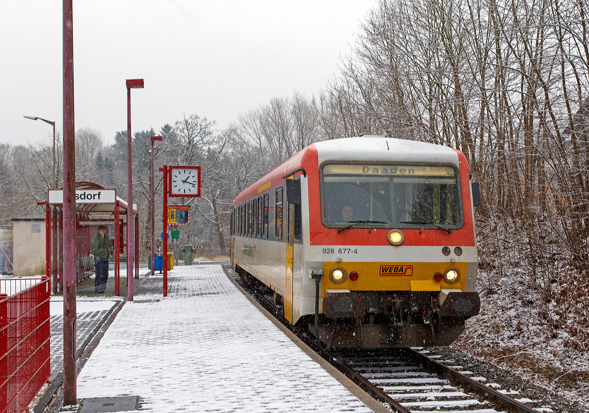 
Der Dieseltriebzug 928 677-4 / 628 677-7 der Westerwaldbahn (WEBA) erreicht am 24.01.2015, bei leichtem Schneefall, den Haltepunkt Alsdorf. Er befährt die 10 km lange Daadetalbahn (KBS 463) als RB 97  Daadetalbahn  von  Daaden nach Betzdorf/Sieg (nicht wie die Zugzielanzeige zeigt).