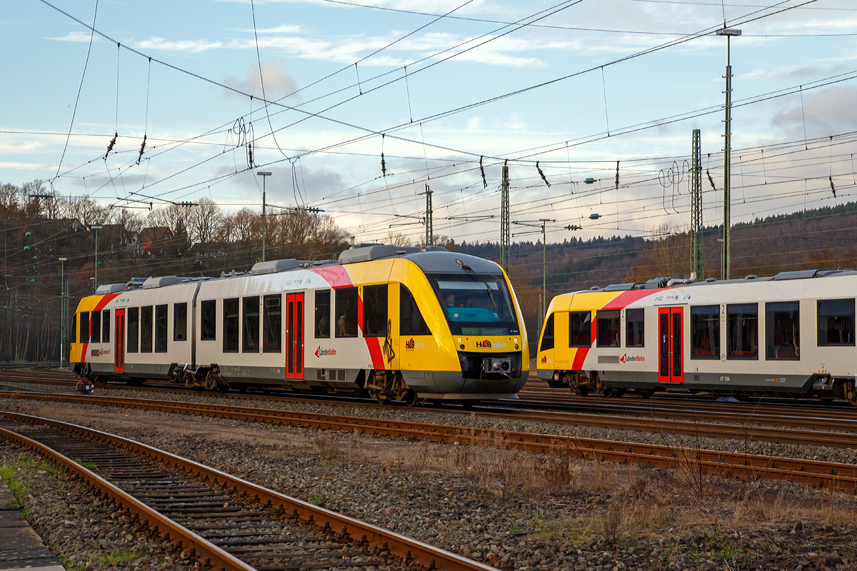 
Der Dieseltriebzug VT 262 (95 80 0648 162-5 D-HEB / 95 80 0648 662-4 D-HEB) ein Alstom Coradia LINT 41 der HLB (Hessische Landesbahn), ex Vectus VT 262, erreicht am 23.12.2015 bald den Bahnhof Betzdorf/Sieg.  Er fährt als RB 90   Westerwald-Sieg-Bahn  die Verbindung Westerburg - Altenkirchen - Au (Sieg) - Betzdorf (Sieg) - Siegen. 

Nochmals einen lieben Gruß an den freundlichen Tf zurück.

Der Alstom Coradia LINT 41 wurde 2004 von Alstom (LHB) in Salzgitter unter der Fabriknummer 1188-012 für die vectus Verkehrsgesellschaft mbH gebaut, mit dem Fahrplanwechsel am 14.12.2014 wurden alle Fahrzeuge der vectus nun Eigentum der HLB .