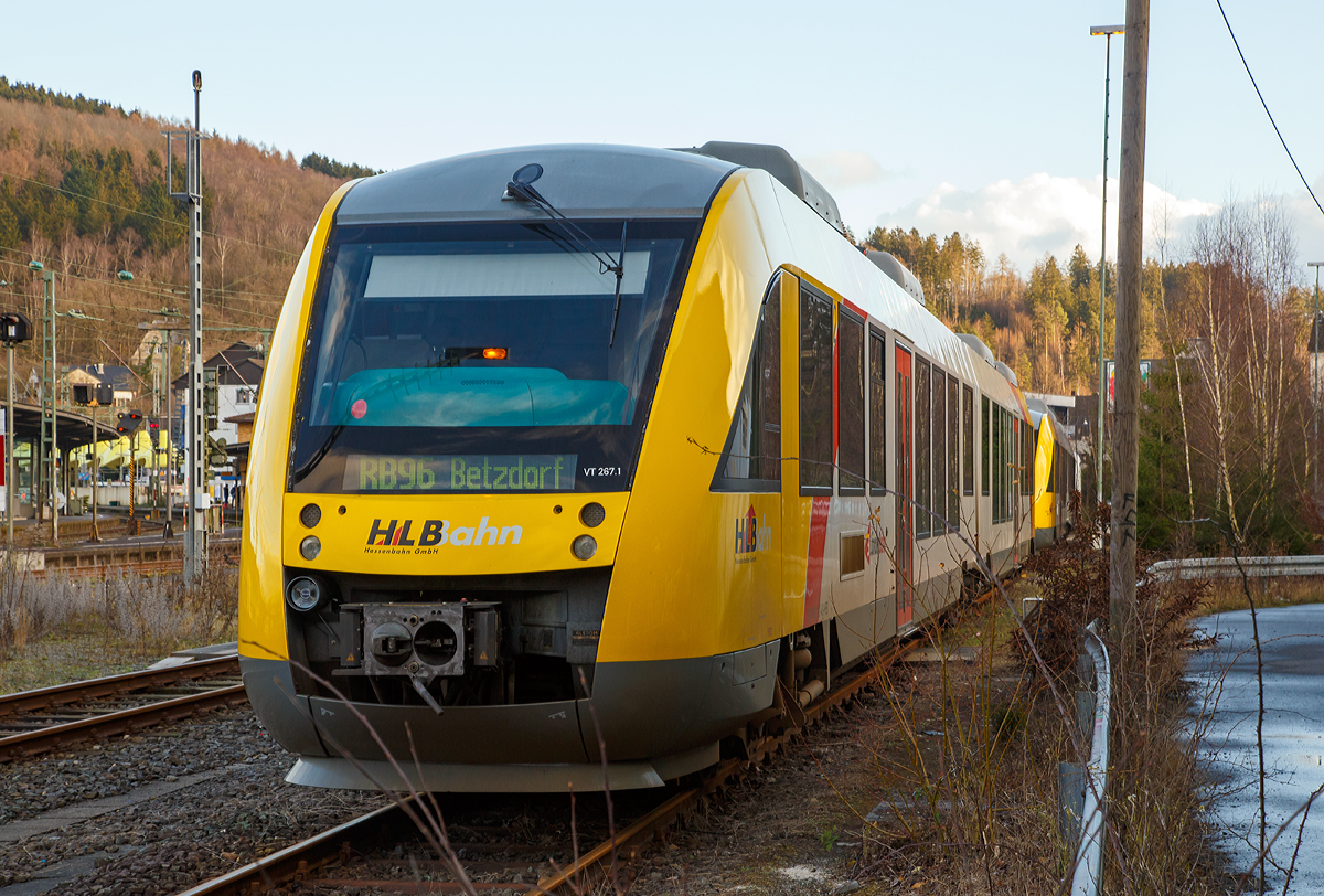 Der Dieseltriebzug VT 504 ein Alstom Coradia LINT 41 der neuen Generation  (95 80 1648 104-5 D-HEB / 95 80 1648 604-4 D-HEB) der HLB (Hessische  
