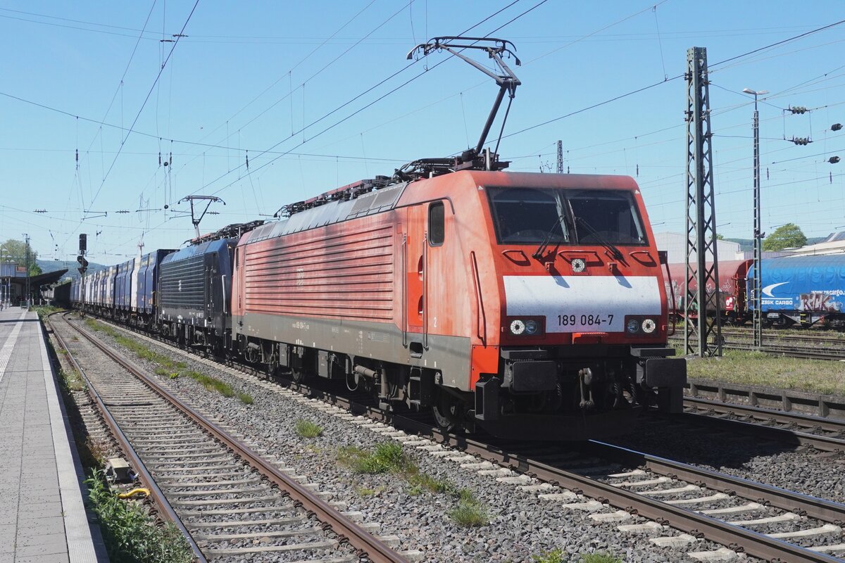 Der Dillinger Erzzug wurde f�r Jahrzehnte mit zweifach gekuppelte Sechachser Faals gefharen aber auch dort gibt es Neuerungen: am 30 April 2026 zieht DB Cargo 189 084 mit ein Schwesterlok dieser Erzzug in Innofreight Container s�dw�rts durch Neuwied.