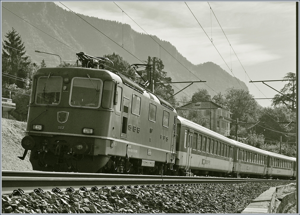 Der  Dispopendel  auf der Fahrt Richtung Wallis mit den Re 4/4 II 11193 (vorne) und Re 4/4 II 11157 (hinten) bei Kilometer 28.1 kurz vor Villeneuve.

11. Okt. 2019