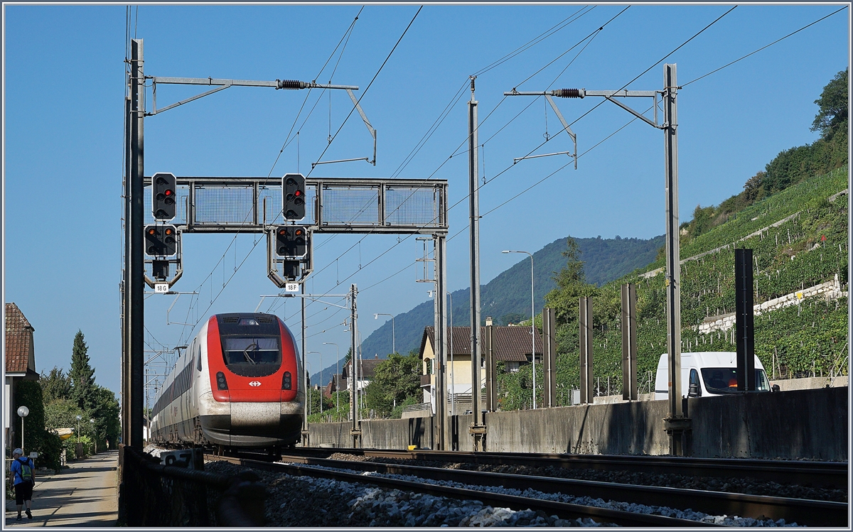 Der Doppelspurige Streckenabschnnitt von Twann nach Tüscherz kann natürlich mit der gleichen Idylle aufwarten wie der Einspurabschitt von Twann nach Ligerz, doch das eine oder andere Fotomotiv bietet er schon auch, wie z. B. die diese Signalbrücke kurz vor Twann, bei welcher gerade ein ICN Richtung Genève Aéroport vorbei fährt.
18. August 2017