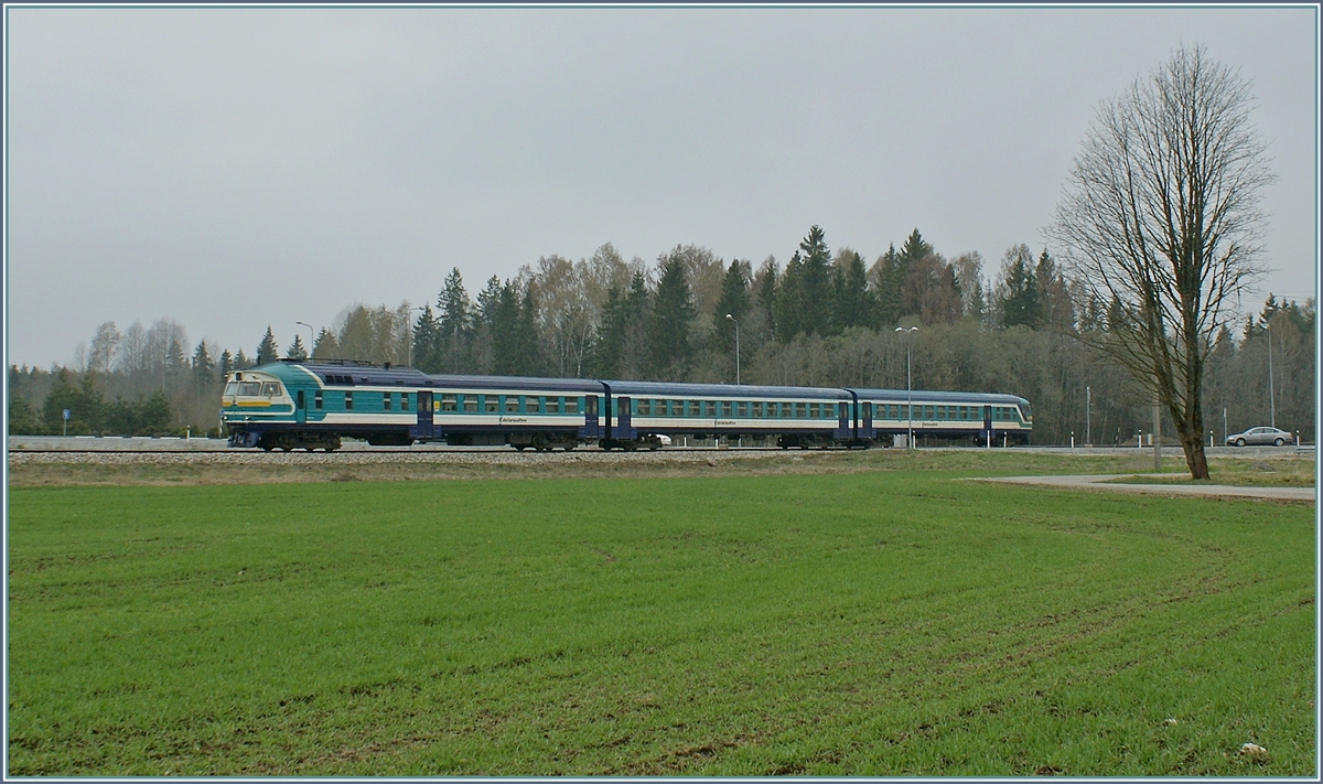 Der DR1-B N°3707 mit Zwischenwagen und Steuerwagen auf Weg nach Pärnu als Zug 0231 bei Kuiaru. 5. Mai 2012