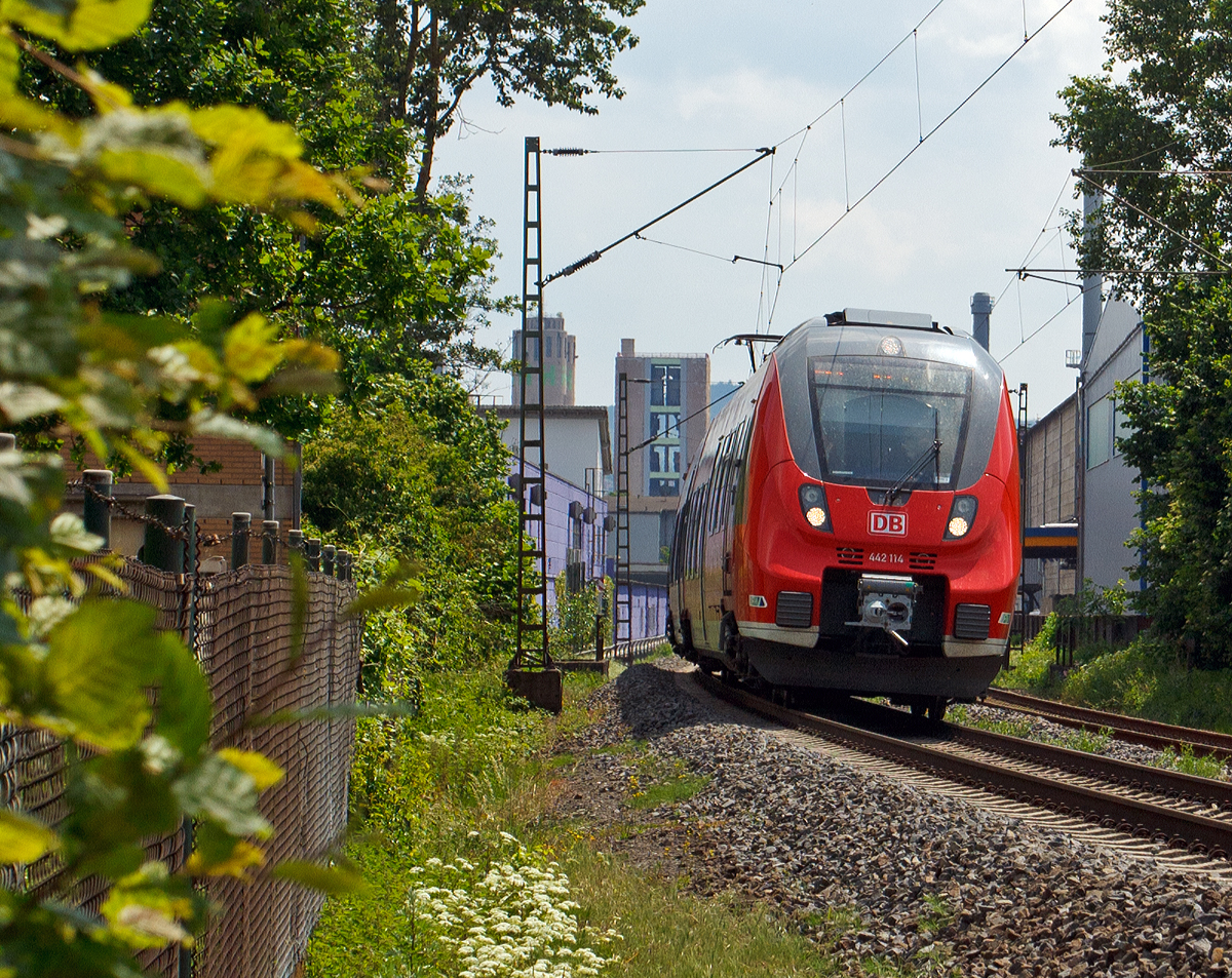 
Der dreiteilige Bombardier Talent 2 (442 114 / 442 614) der DB Regio als SE 40 Mittelhessen-Express (Frankfurt Hbf - Gieen - Dillenburg) hat am 02.06.2014 Wetzlar verlassen und fhrt weiter in Richtung Dillenburg.