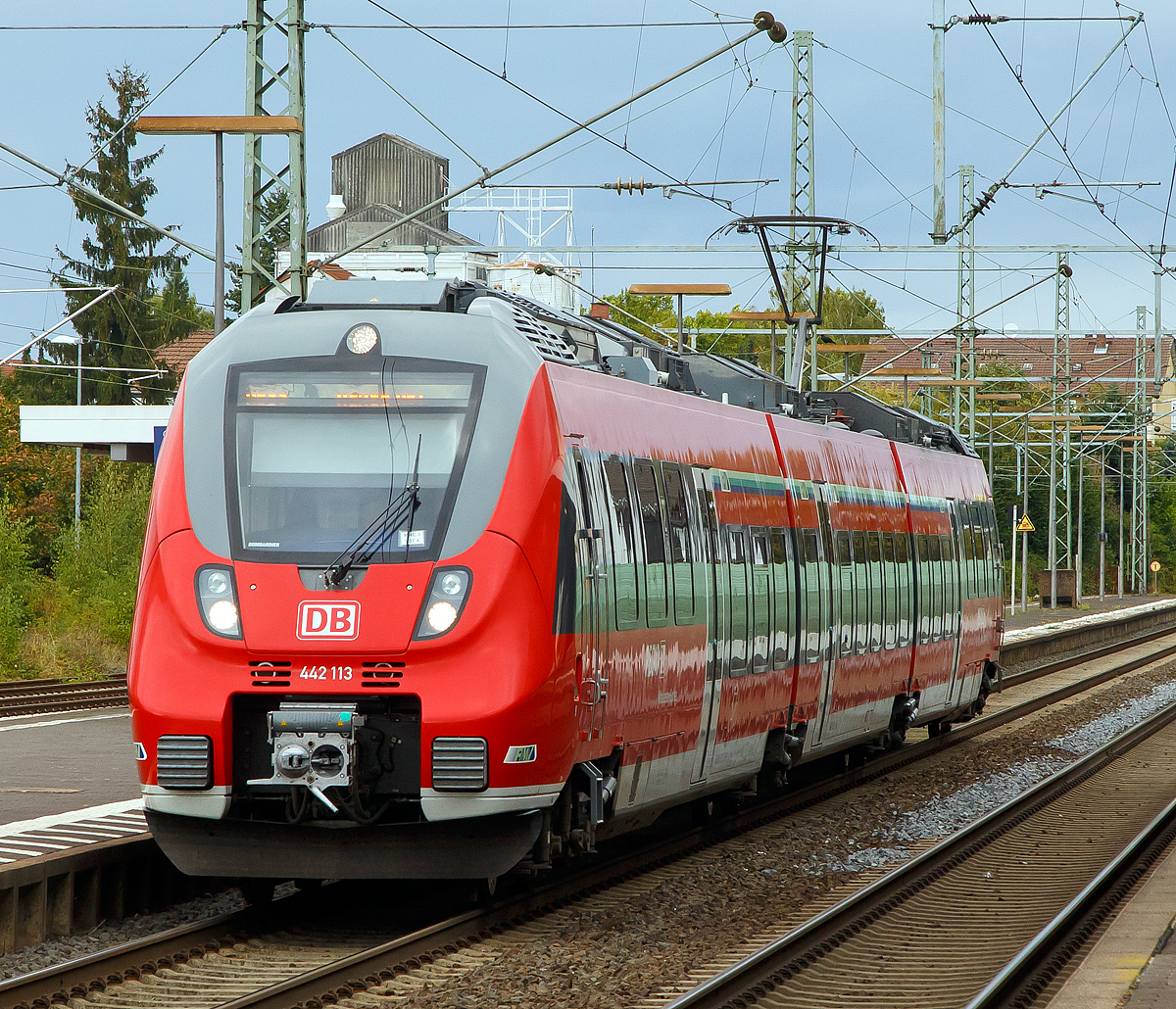 
Der dreiteilige Bombardier Talent 2 - 442 113 / 442 613 der DB Regio fährt am 02.10.2016 vom Bahnhof Butzbach, als RB 33 weiter in Richtung Hanau. 