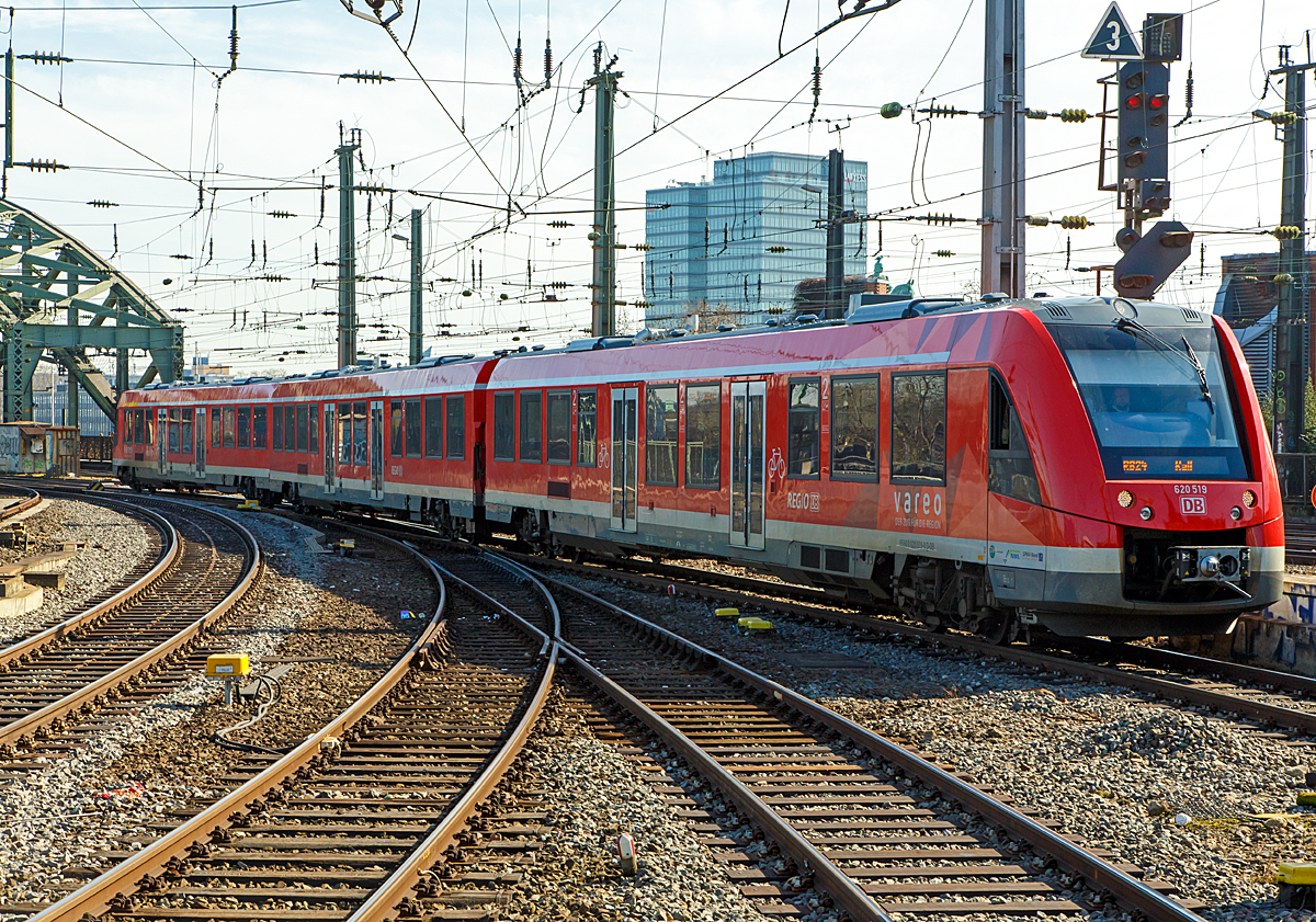 
Der dreiteilige Dieseltriebzug - ALSTOM Coradia LINT 81 - 620 519 / 621 019 / 620 019 der DB Regio (VAREO) fährt am 08.03.2015 als RB 24  Eifel-Bahn   Köln – Euskirchen – Kall in den Hauptbahnhof Köln ein.