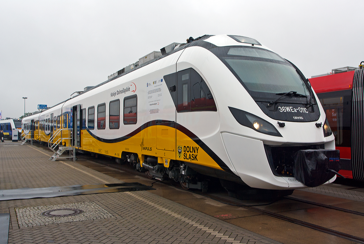 Der dreiteilige Elektrotriebwagen Newag Impuls WE36a - 011C der Koleje Dolnośląskie (deutsche bersetzung: Niederschlesische Eisenbahn) ausgestellt auf der InnoTrans 2014 (hier am 26.09.2014).
 
Diese normalspurigen Standard-Elektrotriebzge der  Familie „Newag Impuls“ werden hauptschlich fr das polnische 3000 V-Gleichstromnetz von der Firma NEWAG Spłka Akcyjna gebaut. Das Sortiment besteht aus Modellen 31WE, 35WE, 36WE, 36WEa und 37WE.

Technische Daten:
Spurweite: 1.435 mm (Normalspur)
Achsanordnung: Bo’2’2’Bo’
Lnge ber Kupplung: 58.400 mm
Fahrzeugbreite: 2.840 mm
Fahrzeughhe: 4.150 mm
Max. Passagiere: 330
Eigengewicht: 107 t
Dienstgewicht: ca. 135 t
Triebraddurchmesser: 840 mm
Antrieb: 4 x 400 kW (=1.600 kW) Nennleistung
Motorentyp:  Asynchronmotoren
Stromsystem: 3000 V DC
Anfahrzugkraft: 185 kN
Hchstgeschwindigkeit: 160 km/h
Beschleunigung: 1,0 m/s
