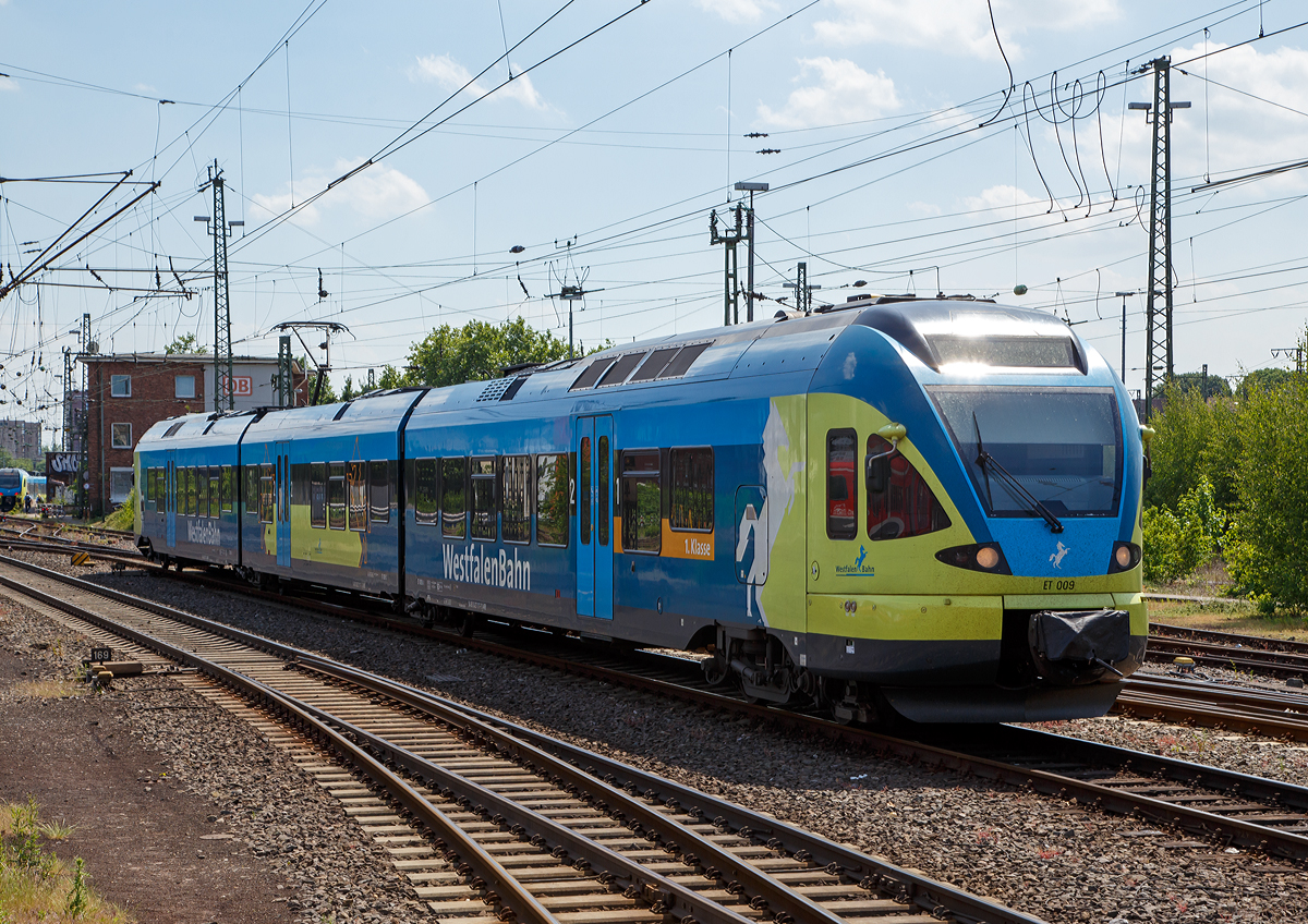 
Der dreiteilige Stadler FLIRT ET 009 der WestfalenBahn GmbH (WFB) erreicht am 01.06.2017 den Hauptbahnhof Münster (Westf.).