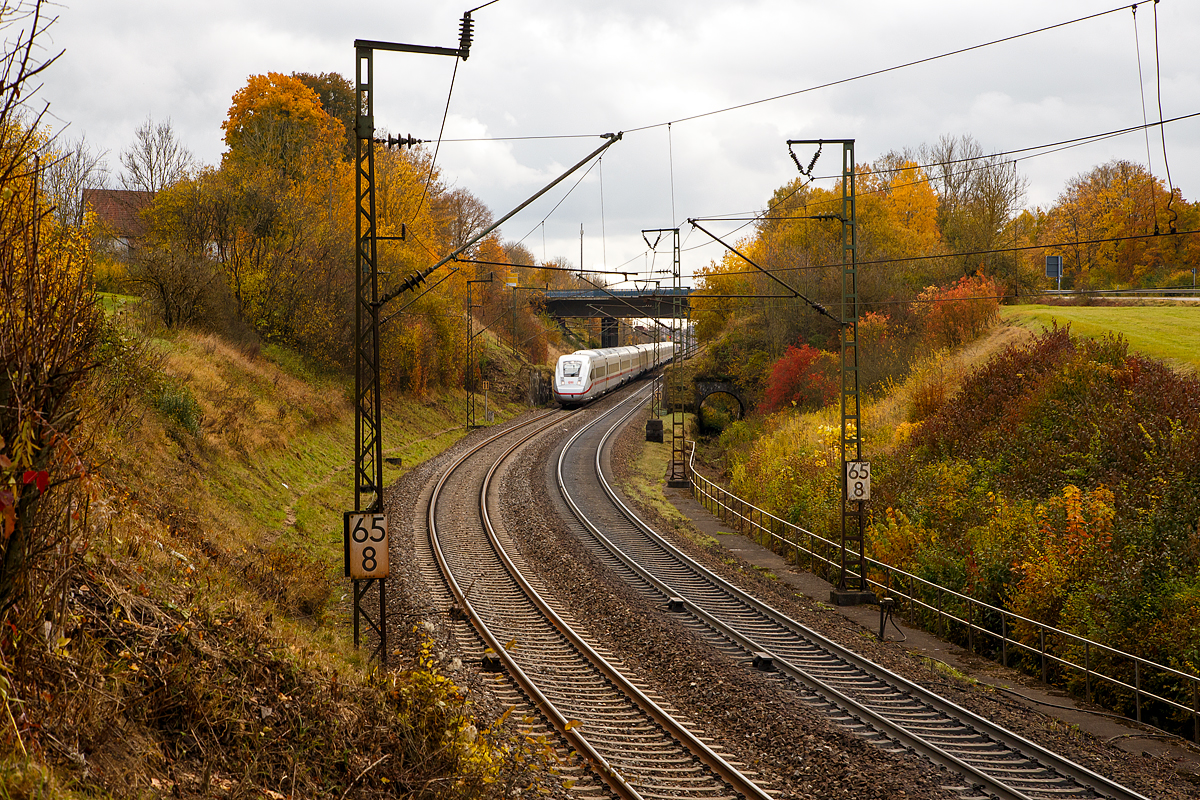 Der dreizehnteilige ICE 4 – Tz 9461 (Triebzug) fährt am 26.10.2021 nun von Amstetten (bei der Ziegelhütte) die Geislinger Steige hinab.