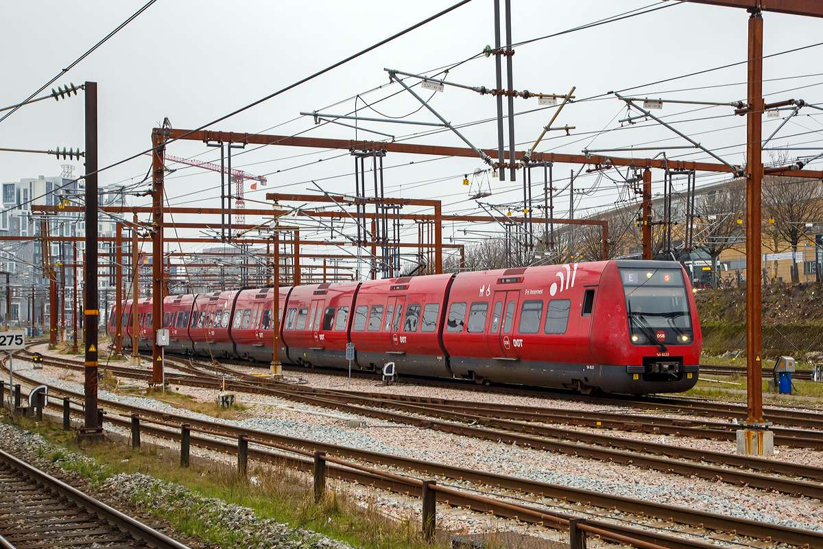 
Der DSB SA 8122 (S-Tog), ein achtteiliger S-Bahn-Triebzug der 4. Generation, erreicht am 20.03.2019 als Linie E den Hauptbahnhof Kopenhagen (Kbenhavns Hovedbanegrd).

Die DSB-Baureihe SA sind von Alstom LHB & Siemens gebaute achtteilige Elektrotriebzge der Danske Statsbaner (DSB) fr den S-Bahnverkehr (S-tog) im Groraum der dnischen Hauptstadt Kopenhagen.

Ein Triebzug besteht aus acht Wageneinheiten in der Konfiguration SA 81xx – SB 83xx – SC 86xx – SD 88xx + SD 98xx – SC 96xx – SB 93xx – SA 91xx. Die SA sind Motorwagen mit Fhrerstand, SB sind Motorwagen mit Stromabnehmer, SC sind antriebslose Mittelwagen und SD sind Motorwagen mit bergang.

Die einzelnen Wagen eines Triebzuges verfgen ber einachsige, Drehgestelle mit hydraulischen Bremsen. Das erste, vierte, fnfte und achte Wagenteil haben jeweils 2 Achsen (bzw. Drehgestelle), die brigen jeweils nur eine. Die Zge fahren mit 1.650 V Gleichstrom, aber ein Triebzug verfgt wie die dritte Generation ber S-Bahn-Wechselstrommotoren von DSB. Die Hchstgeschwindigkeit betrgt 120 km/h und die Zge knnen bis zu 1,3 m / s beschleunigen. Der Triebzug hat Scharfenberg-Kupplungen. Ein Gesamtzug mit acht Waggons ist 83,78 m lang und 3,52 m breit.

Im Gegensatz zu den frheren S-Bahn Zgen hat dieser S-Bahn-Zug Durchgang und freie Sicht zwischen den Wagen whrend der gesamten Zuglnge. Durch die kurzen Wagen, aus denen der Zug besteht, wurde eine bessere Mglichkeit gegeben das Querschnittsprofil des Zugs zu nutzen.

Der gesamte Zug wird videoberwacht, um Vandalismus zu begrenzen und die Sicherheit der Passagiere und des Personals zu erhhen. Die Zge beschleunigen schnell und leise und werden allgemein als sehr komfortable und helle Zge erlebt. 

Die Zge der vierten Generation sind energieeffizienter als die Vorgnger, da sie mit den sogenannten regenerativen Bremsen ausgestattet sind. Dies bedeutet, dass der Zug elektrisch bremsen kann, wobei die erzeugte Energie entweder vom Zug selbst verbraucht wird oder an die Oberleitung zur Verwendung durch andere Zge geleitet wird. Wenn der Zug keine regenerativen Bremsen htte, wrde dies bedeuten, dass ca. 40% mehr Strom verbrauchen wrde. Das Antriebsstromsystem der S-Bahn wurde jedoch nicht fr regeneratives Bremsen erweitert, daher wird die berschssige Energie in einem Bremswiderstand auf dem Dach abgeben. Es wird in erster Linie die elektrische Bremse verwendet, aber der Zug hat natrlich auch mechanische Bremsen.

TECHNISCHE DATEN:
Anzahl: 105 Stck
Hersteller: 	Alstom Transport Deutschland GmbH in Salzgitter (vormals Alstom LHB) & Siemens AG
Baujahre: 	1996–2007
Spurweite: 	1.435 mm (Normalspur)
Achsformel: A’ A’ A’ 1A’ + A’ 1A’ A’ A’
Lnge ber Kupplung: 83.780 mm.
Breite: 3.600 mm
Hhe: 4.300 mm
Leergewicht: 123,8 t
Dienstgewicht: 195 t
Hchstgeschwindigkeit: 120 km/h
Leistung: 1.720 kW (8 x 215 kW)
Max. elektrische Bremsleistung: 2.950 kW
Max. Beschleunigung: 1,3 m / s
Max. elektr. Bremsverzgerung: 1,2 m / s
Stromsystem: 1.650 V DC (Gleichstrom)
Antriebsmotoren: 8 Drehstrom-Asynchron-Motore
Kupplungstyp: 	Scharfenbergkupplung
Sitzpltze: 	312
