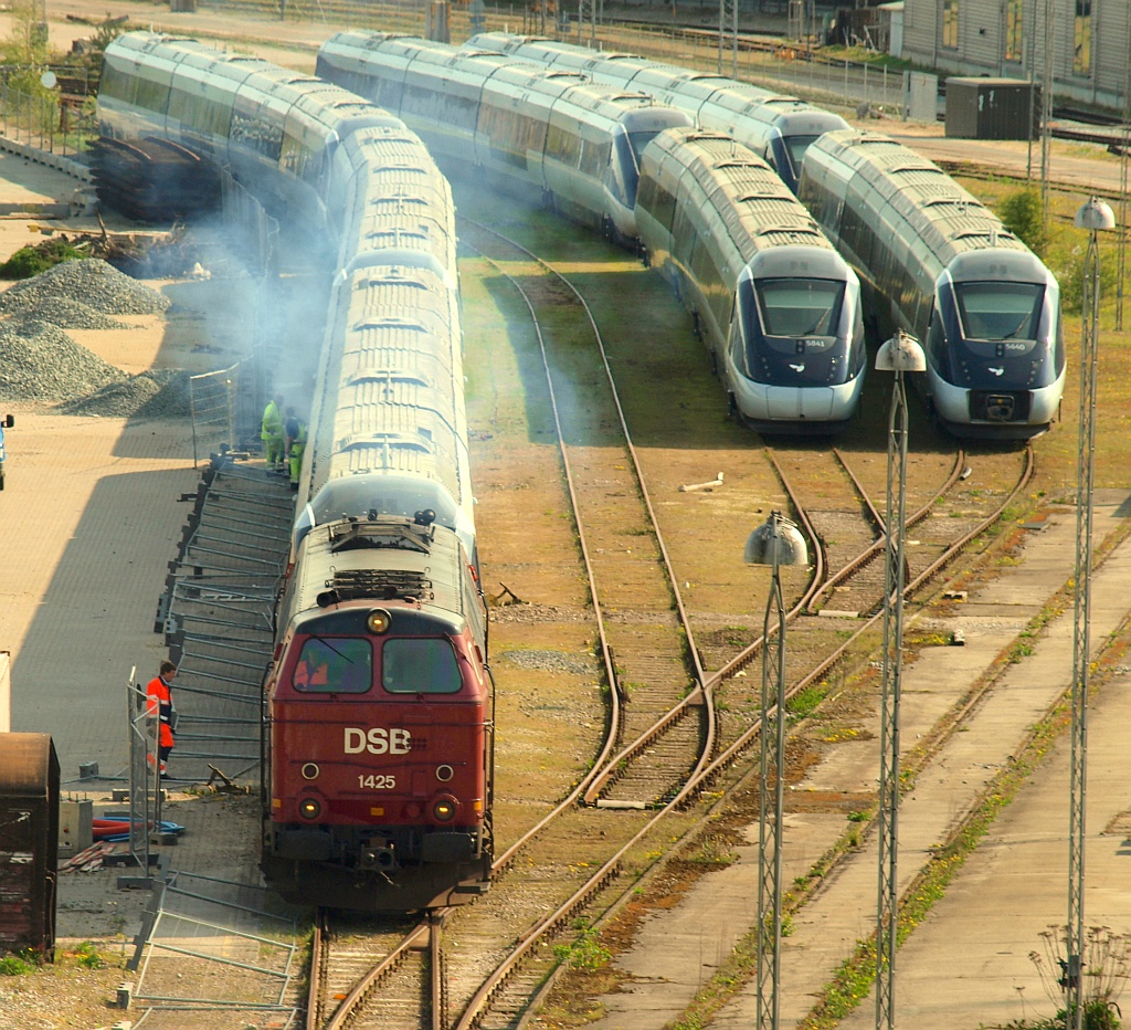 Der durch den teilweise umgeworfenen Zaun beschädigte IC 4 Triebwagen wird zusammen mit zwei anderen Triebwagen von der Werkslok MZ 1425 abgeschleppt. Aarhus 28.04.2011