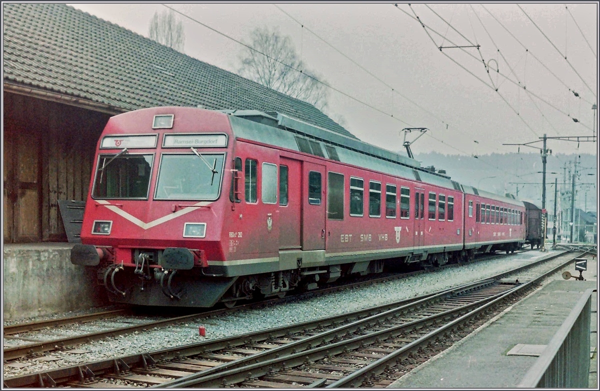 Der EBT SMB VHB RABDe 4/4 282 in Huttwil.
Analoges Bild/März 1988