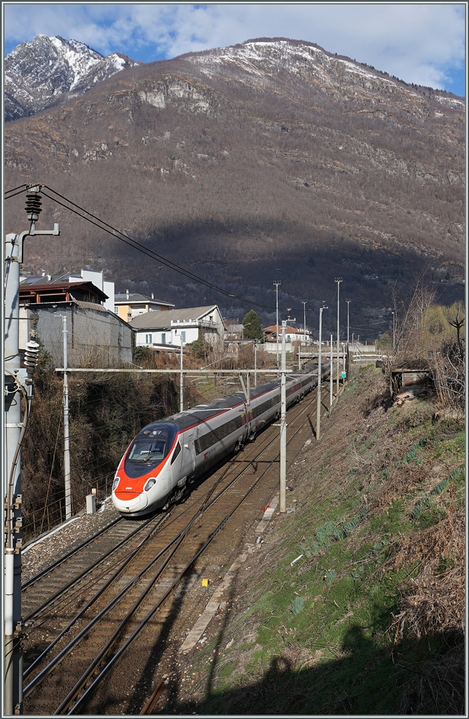 Der EC 32 hat soeben Domodossola verlassen und führt nun Richtung Simplon.
19. Feb. 2016