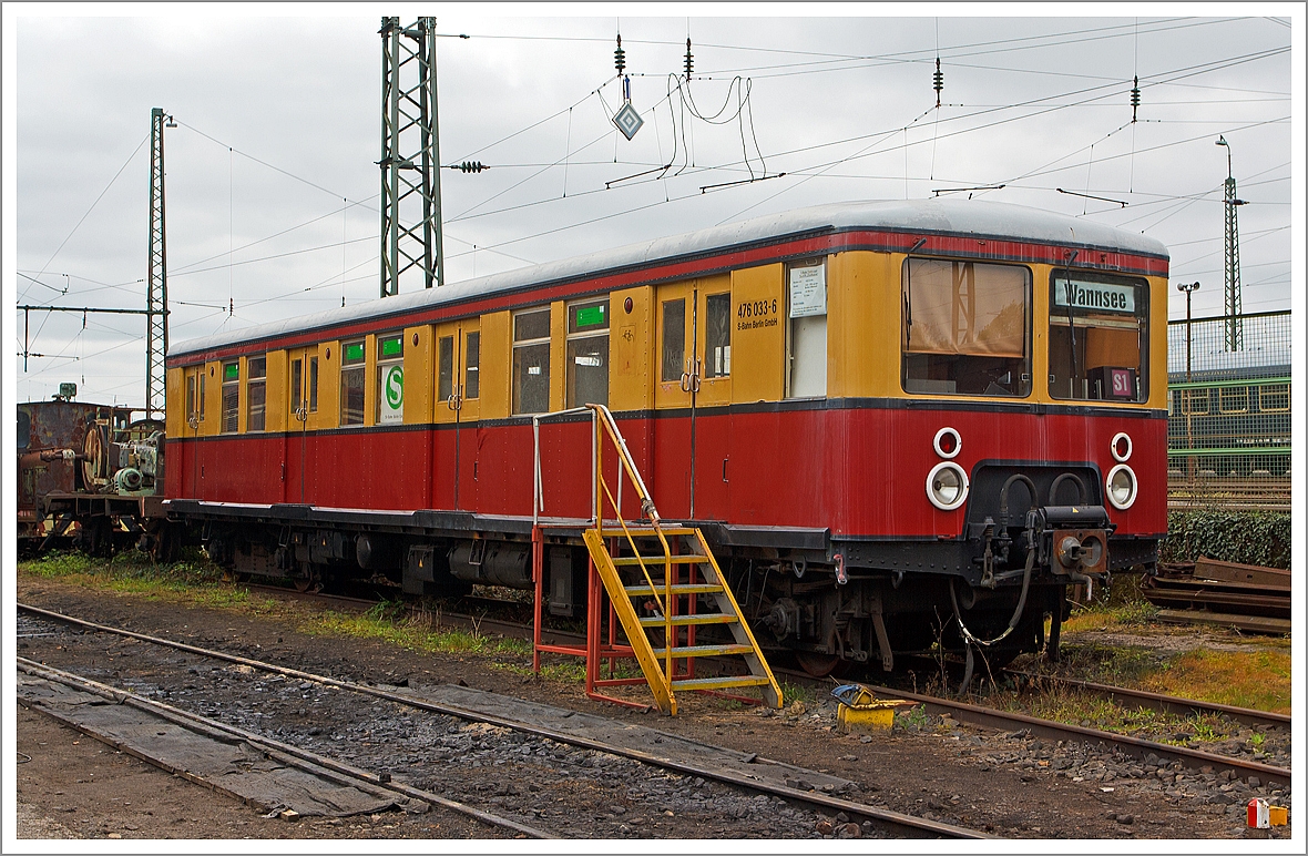 Der ehemalige Berliner S-Bahn Triebwagen 476 033-6, ex ET 165 299, ex DR 276 571-7 bzw.276 243, ex 33371, ausgestellt am 28.04.2013 im Eisenbahnmuseum im ehemaligen Bahnbetriebswerk Darmstadt-Kranichstein. 

Der Wagen wurde 1928 von der Waggon- und Maschinenbau AG in Grlitz gebaut und war bis 2000 bei der Berliner S-Bahn im Einsatz, er hat eine Laufleistung von 7.845 Mio. km erbracht.