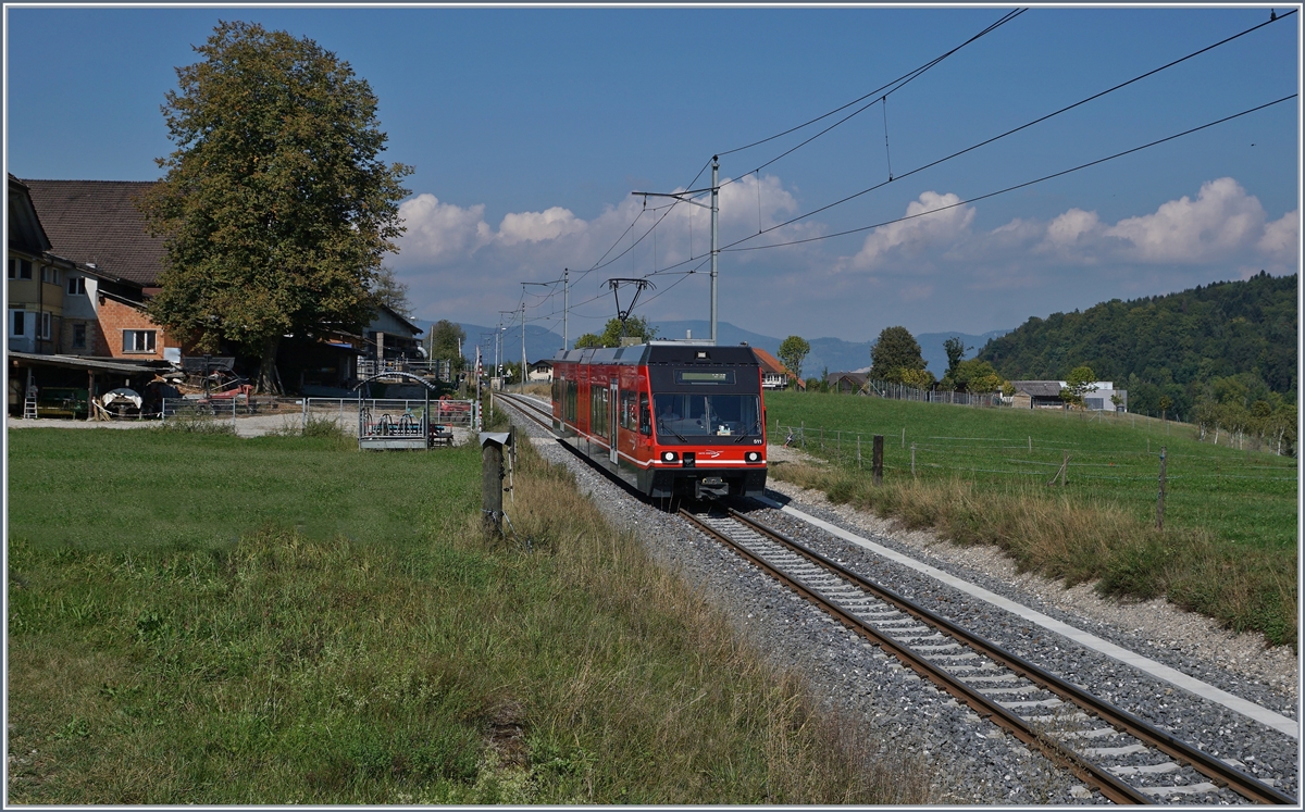 Der ehemalige CEV MVR GTW Be 2/6 7001 ist jetzt als Be 2/6 511 bei der asm in Einsatz und wurde vor kurzem vom Seeland in den Oberaargau transportiert um auf der Stecke Langenthal - St. Urban einen defekten Be 4/8 zu ersetzen. Von Langenthal kommend erreicht der Be 2/6 511 St. Urban.

12. September 2020