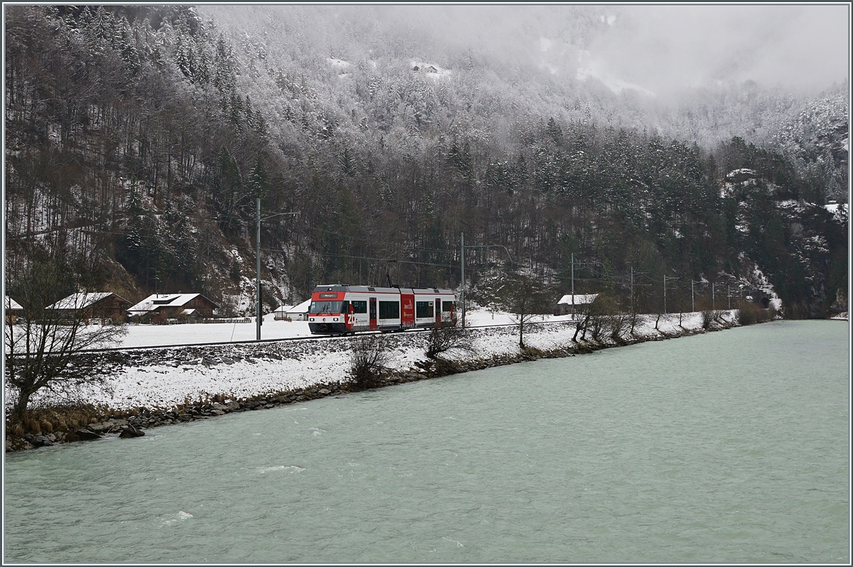 Der ehemalige CEV MVR GTW Be 2/6 7004  Montreux  ist nun bei der Zentralbahn und somit quasi bei der SBB als Be 125 013 (90 85 847 0013-6) im Einsatz und erreicht von Innertkirchen kommend in Kürze die Station Aareschucht West. 

15. März 2021