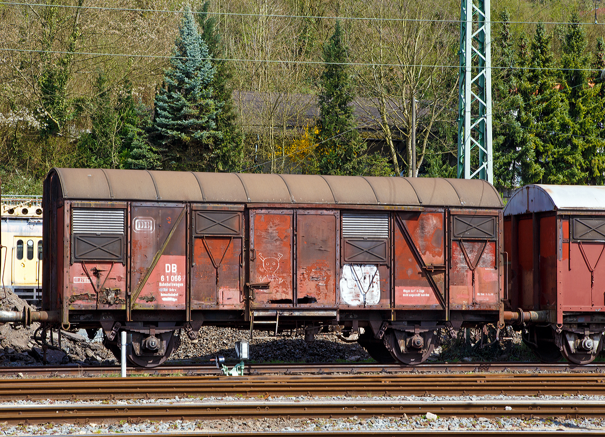 Der ehemalige DB Bahnhofswagen 61 066-7  Nm Bebra bzw. ex DB Gs Gterwagen, am 12.04.2015 in Linz am Rhein abgestellt. 
Der Wagen gehrt heute der EVG - Eifelbahn Verkehrsgesellschaft mbH in Linz.