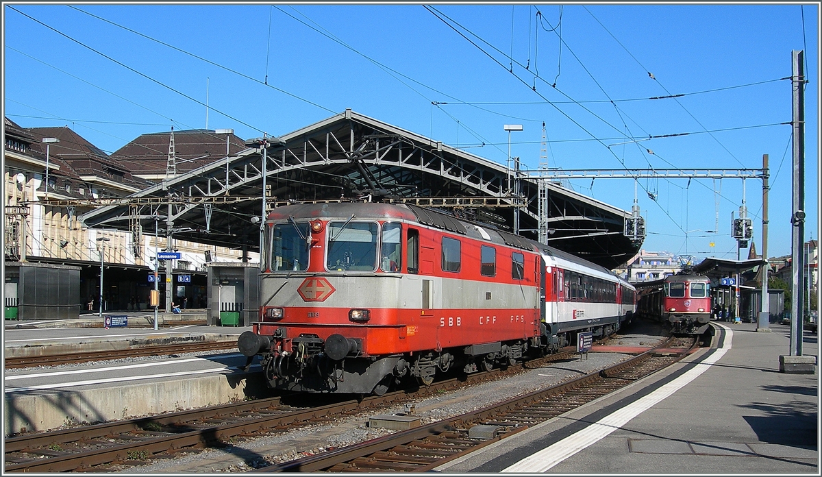 Der ehemals bunte IR 1537 ist zwischenzeitlich etwas farblos geworden, prunkte jedoch heut mir einem Juwel: der Swiss Express Re 4/4 II 11109, hier unmittelbar nach der Abfahrt in Lausanne zu sehen.
9. April 2015