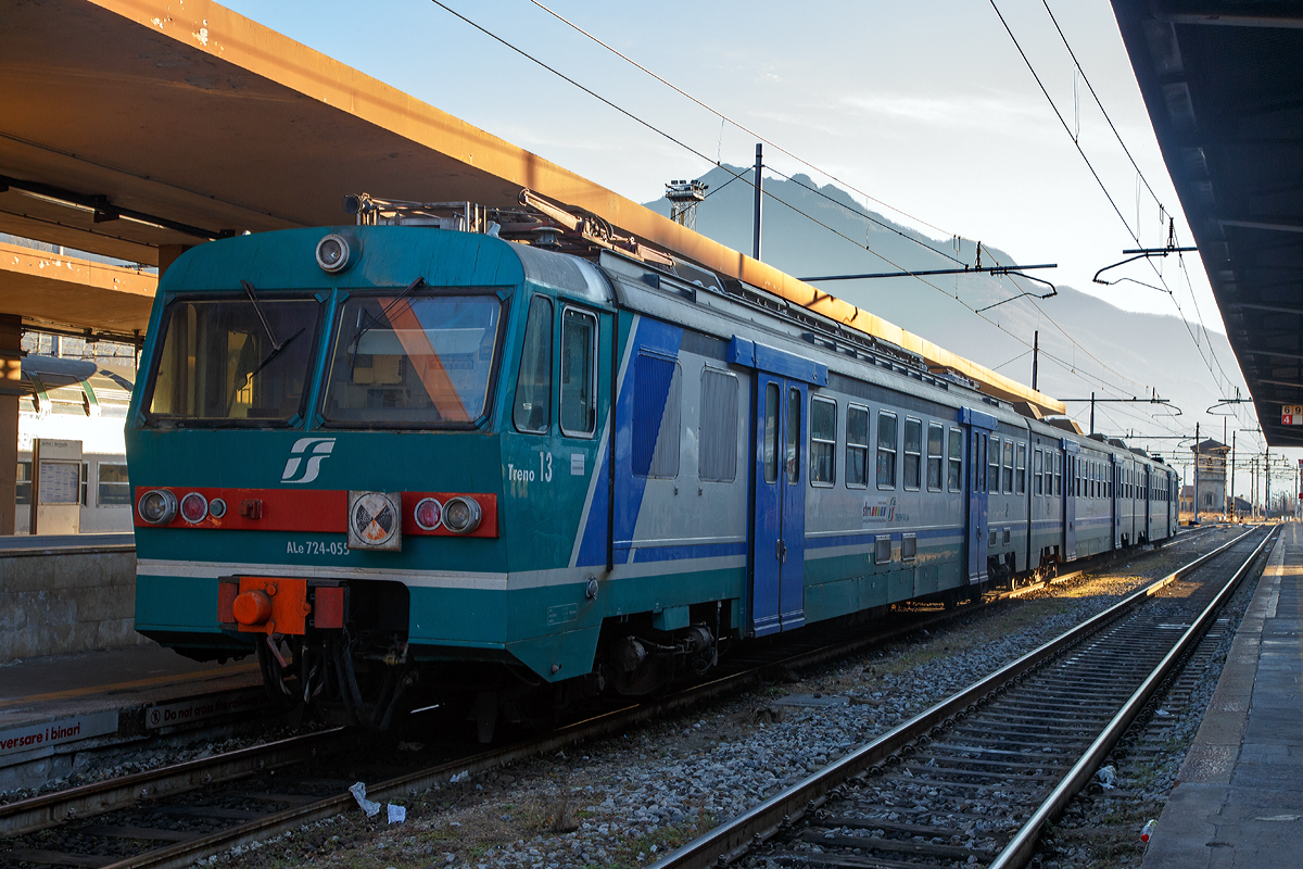 
Der ehrwürdige  Treno 13  ein dreiteiliger Elektrotriebzug der FS (Ferrovie dello Stato), hier bestehend aus den Elektrotriebwagen Ale 724-055, einem Mittelwagen Le 884 und dem Steuerwagen Le 724-014, abgestellt am 27.12.2015 im Bahnhof Domodossola. 

Die ALe 724 sind eine Baureihe von Elektrotriebwagen der italienischen FS, die Ende der 1970er Jahre für den Nahverkehr konzipiert wurden.  Die ALe 724 wurden auf der Basis der Prototypen der Baureihen ALe 644/804 (sogenannte GAI-Züge) entwickelt und 1982 bis 1984 ausgeliefert. Im Vergleich mit den älteren Triebzügen ALe 803 und ALe 801/940 haben die ALe 724 ein niedrigeres Dienstgewicht und dank der elektronischen Ausrüstung eine bessere Beschleunigung.

Technische Daten:
Motorwagen ALe 724:
Spurweite:  1435 mm (Normalspur)
Achsformel:  Bo’Bo
Länge über Puffer:  24.780 mm
Drehzapfenabstand: 17.500 mm
Achsabstand im Drehgestell:  2.560 mm
Höhe:  3.716 mm
Dienstgewicht:  55 t
Höchstgeschwindigkeit:  140 km/h
Stundenleistung:  1.260 kW
Dauerleistung:  1.120 kW
Treibraddurchmesser:  860 mm
Stromsystem:  3 kV Gleichstrom
Sitzplätze:  72 
Übersetzungsverhältnis:  30/75
Anzahl der Motore:  4 á 315 kW
Motortyp:  4 EXH 4046

Mittelwagen Le 884:
Achsfolge:  2' 2'
Länge über Puffer:  24.400 mm
Drehzapfenabstand: 17.500 mm
Achsabstand im Drehgestell:  2.560 mm
Laufraddurchmesser:  860 mm
Dienstgewicht:  30 t
Sitzplätze:  88

Steuerwagen Le 724:
Achsfolge:  2' 2'
Länge über Puffer:  24.780 mm
Drehzapfenabstand: 17.500 mm
Achsabstand im Drehgestell:  2.560 mm
Laufraddurchmesser:  860 mm
Dienstgewicht:  31 t
Sitzplätze:  72