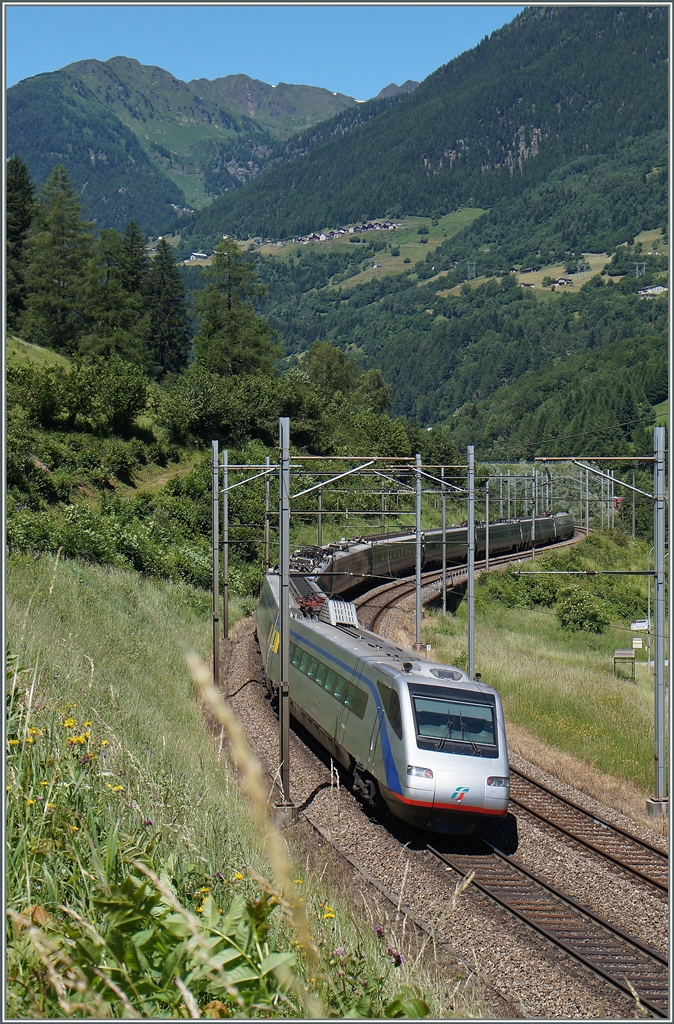 Der Einsatz der ETR 470 neigt sich dem Ende entgegen: Als EC unterwegs von Milano nach Zürich, konnte ich diesen FS ETR kurz nach Rodi Fiesseo fotografieren.
24. Juni 2015

