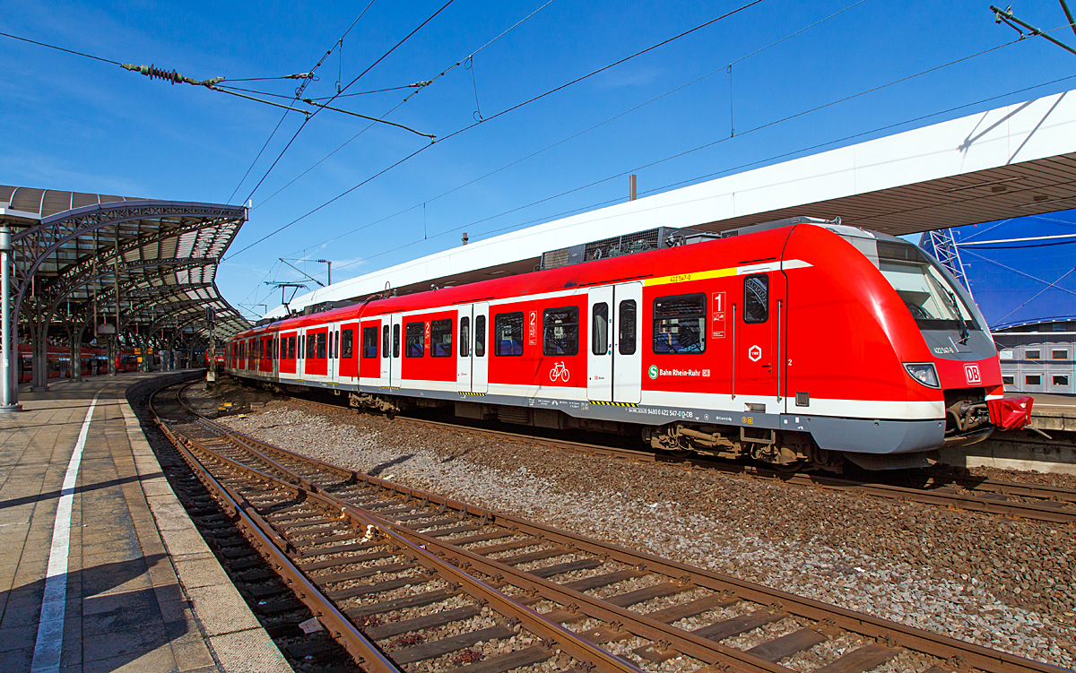 
Der elektrische Triebzug 422 547-0 / 422 047-1 der S-Bahn Rhein-Ruhr (Betreiber DB Regio NRW) fährt am 08.03.2015, als S 6 Köln - Düsseldorf - Essen, vom Hbf Köln weiter in Richtung Essen Hbf. 

Diese Triebzüge sind eine Weiterentwicklung der BR 423, sie sind vierteilig und alle Teile sind angetrieben, wobei die beiden Steuerwagen als BR 422 und die Mittelwagen als BR 432 geführt werden. Die Triebzüge wurden von einem Konsortium gebildet von Bombardier und Alstom in Aluminium-Leichtbauweise gefertigt (84 Stück 2007 bis 2010). 


Technische Daten:
Spurweite:  1435 mm (Normalspur)
Achsformel:  Bo'(Bo') (2') (Bo')Bo'  (Jakobsdrehgestelle in Klammern)
Länge über Kupplung:  69.430 mm
Höhe:  4.330 mm
Breite:  3.020 mm
Drehzapfenabstände:  15.140 mm / 2 x  15.460 mm / 15.140 mm
Drehgestellachsstand:  2.200 mm (End-DG) ; 2.700 mm (Jakobs-DG)
Kleinster bef. Gleisbogen: R 100 m
Leergewicht:  112 t
Höchstgeschwindigkeit:  140 km/h
Dauerleistung:  1.600 kW (max. 2.350 kW möglich)
Anfahrzugkraft:  145 kN
Beschleunigung:  1,0 m/s²
Laufraddurchmesser:  850/780 mm
Raddurchmesser:  850 mm neu / 780 mm abgenutzt
Stromsystem:  15 kV 16,7 Hz ~
Fahrmotoren:  8x Drehstrom-asynchron (wassergekühlt)  á 200 kW (max. 294 kW)
Kupplungstyp:  Scharfenbergkupplung Typ 10
Sitzplätze:  192 (16 in der 1. Klasse)
Stehplätze:  352
Fußbodenhöhe:  1.025 mm
Klassen:  1. und 2.
